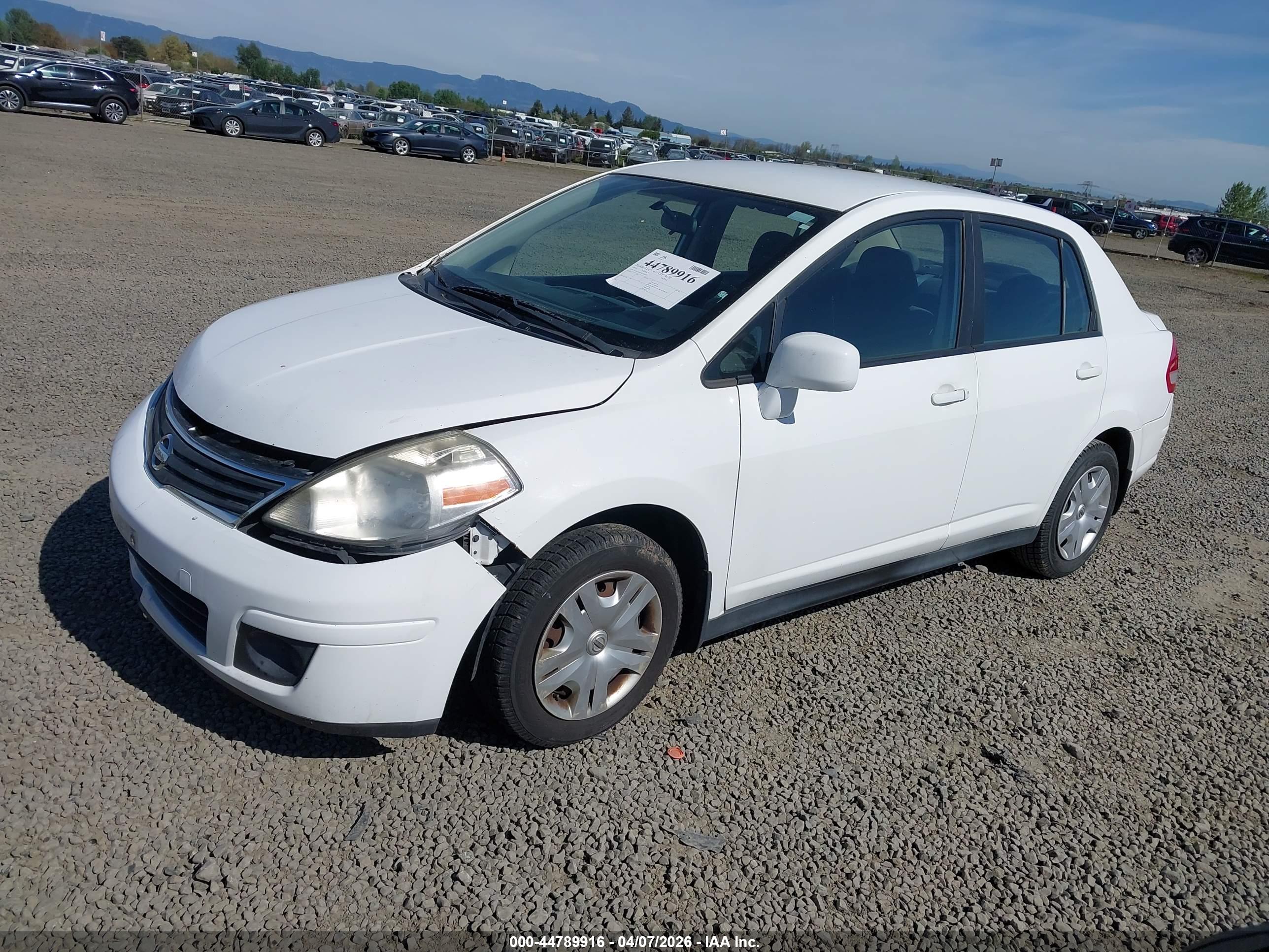 NISSAN VERSA image 2