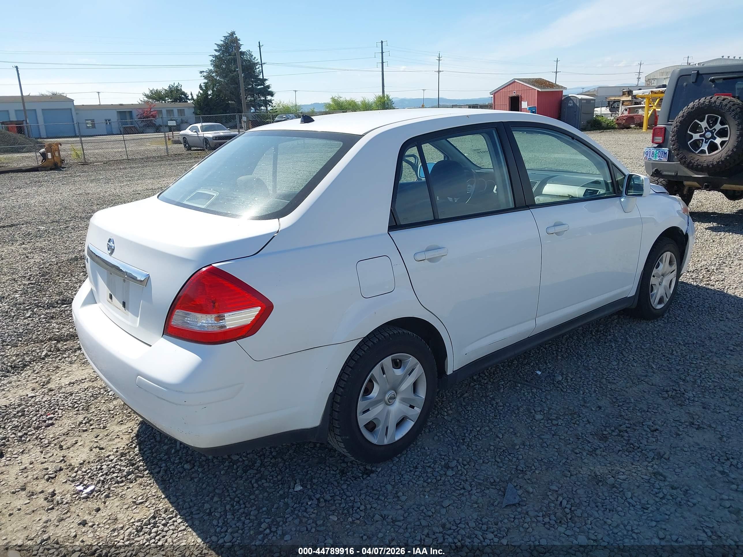 NISSAN VERSA image 4