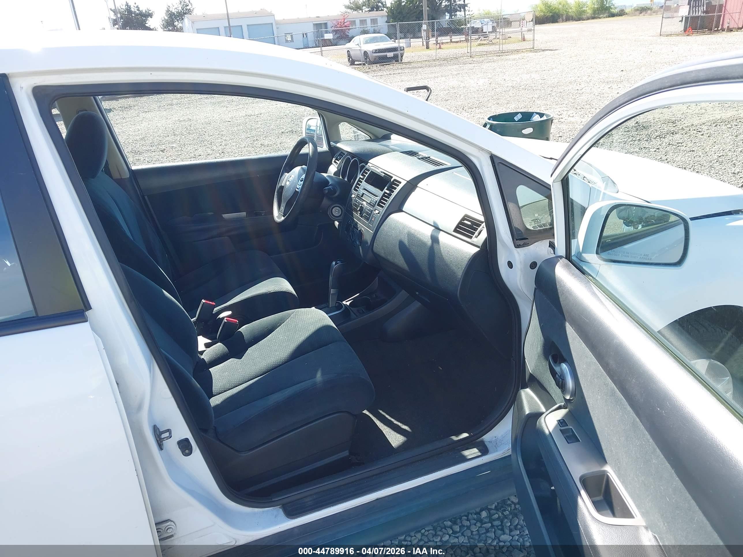 NISSAN VERSA image 5
