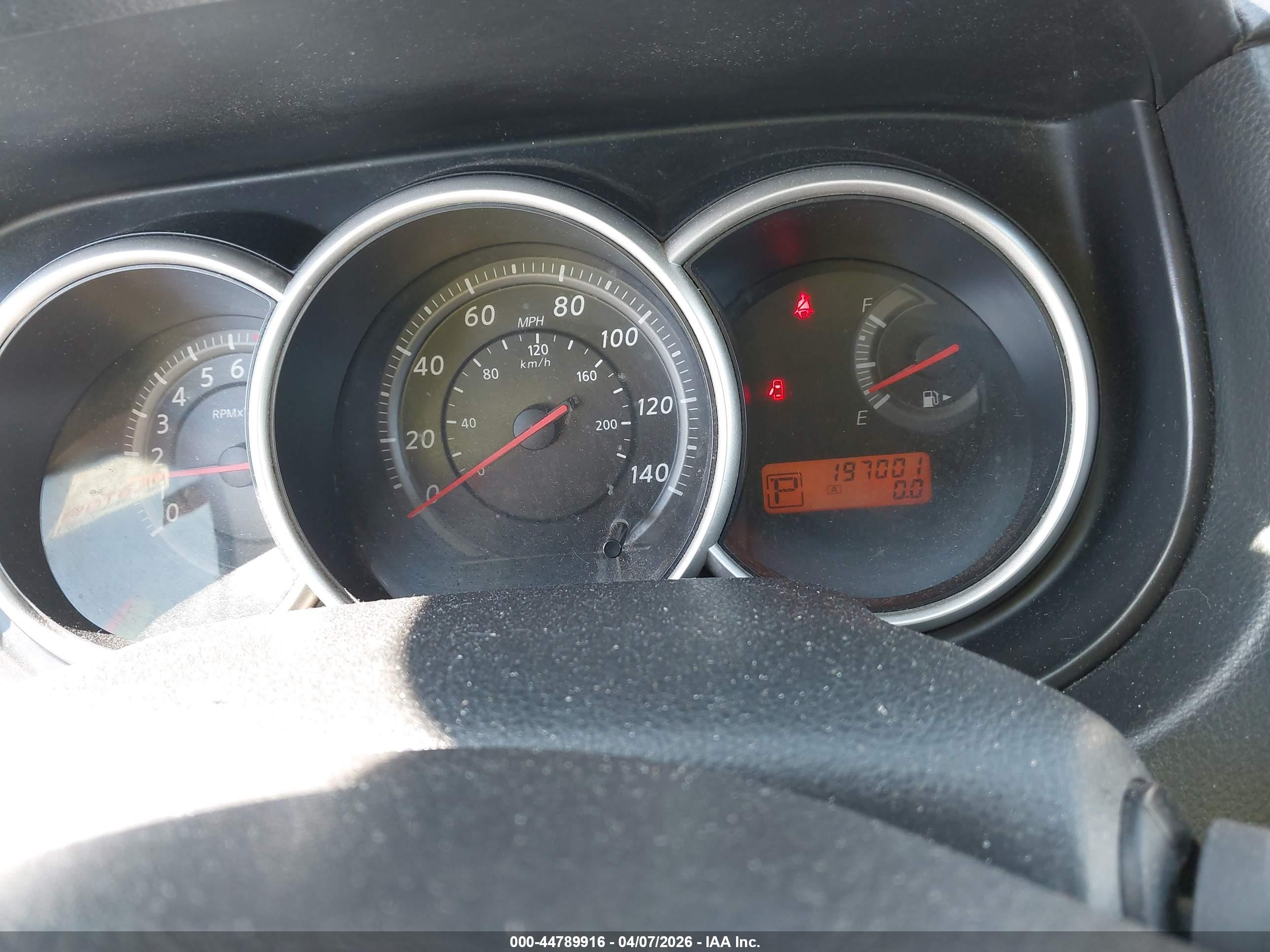 NISSAN VERSA image 7