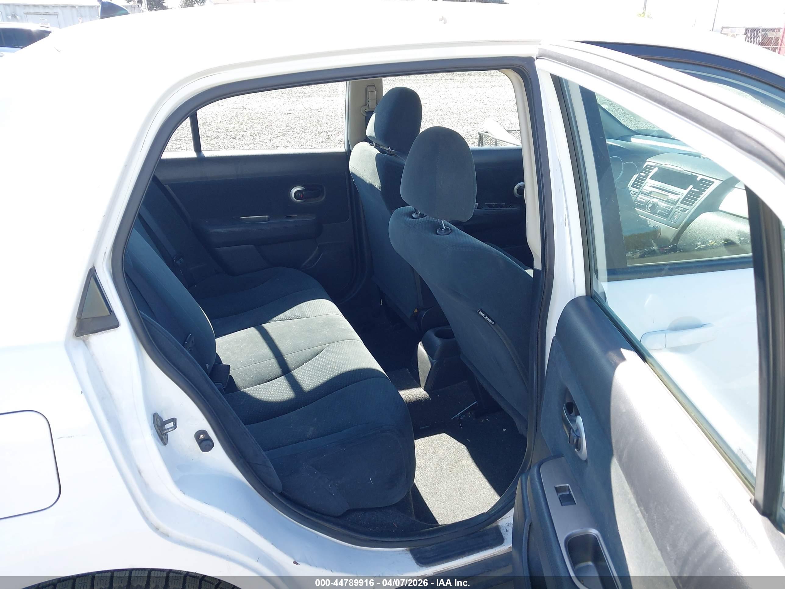 NISSAN VERSA image 8