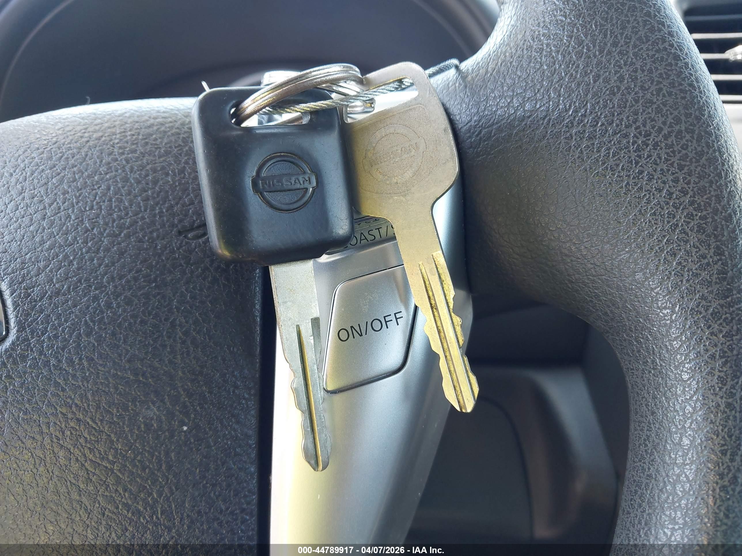 NISSAN VERSA image 11