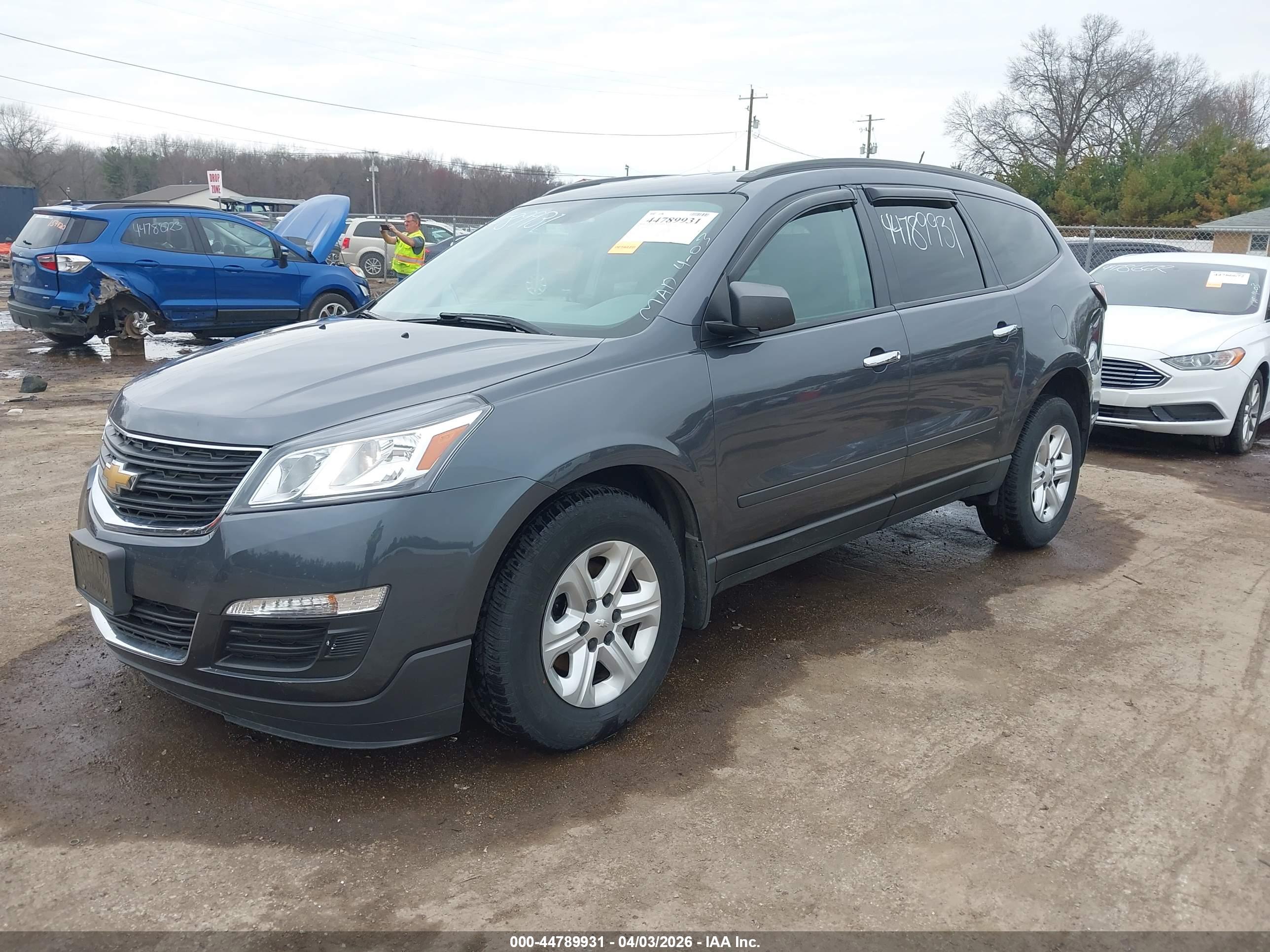 CHEVROLET TRAVERSE image 2