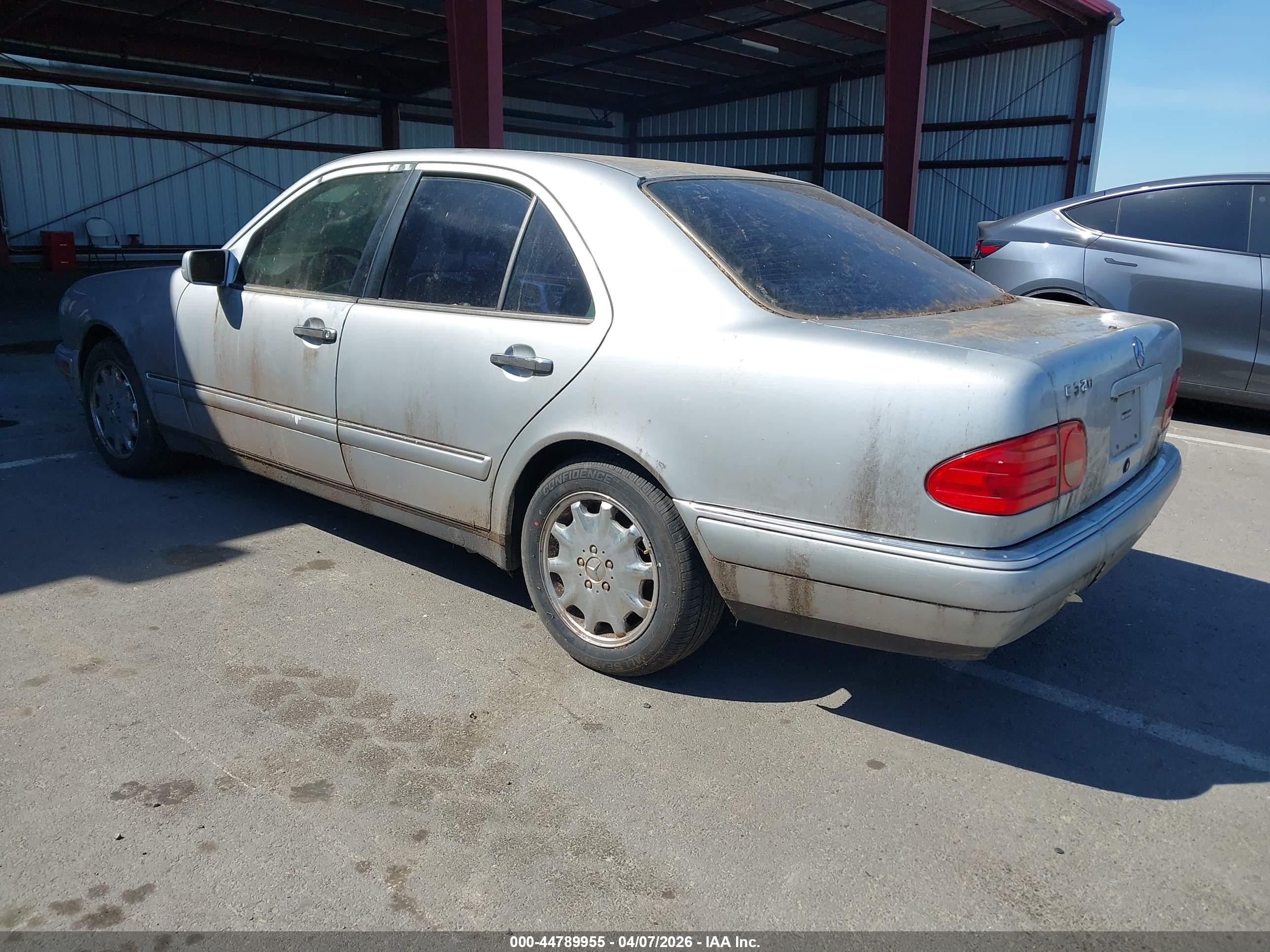 MERCEDES-BENZ E image 3