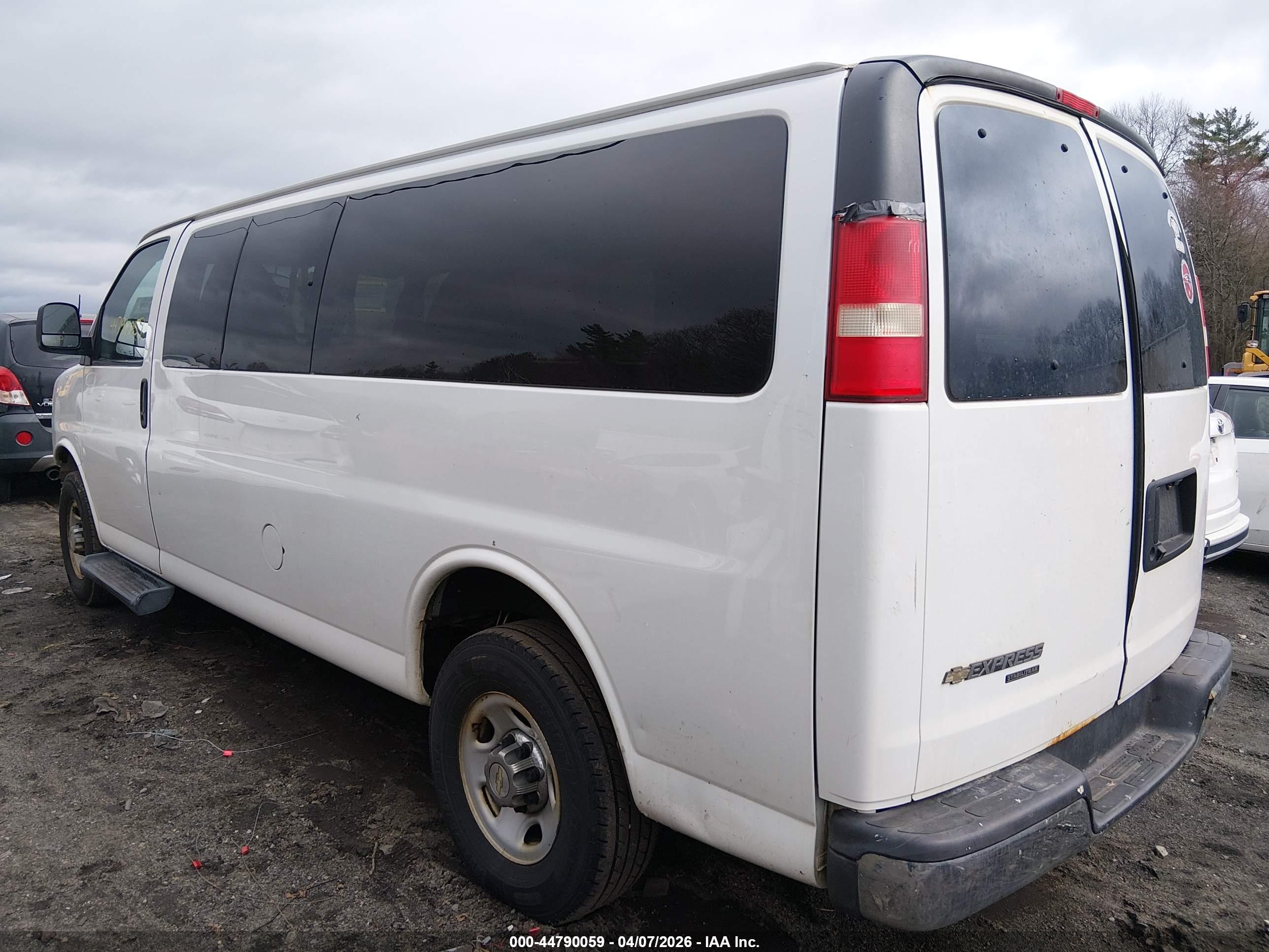 CHEVROLET EXPRESS image 3