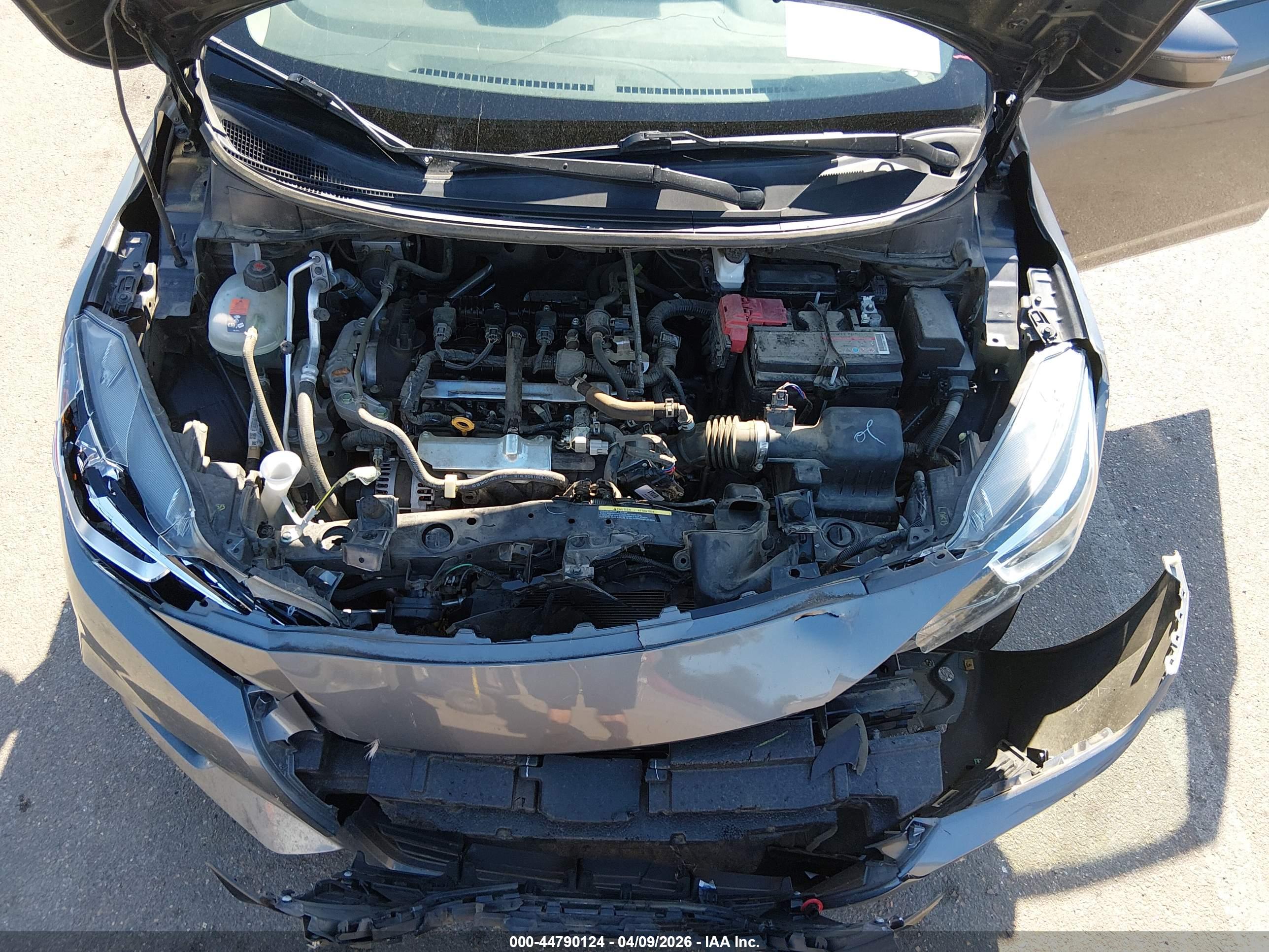 NISSAN VERSA image 10
