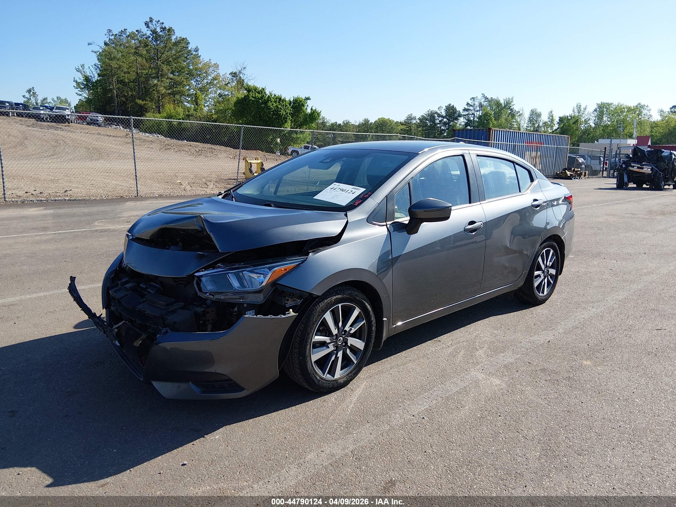 NISSAN VERSA image 2