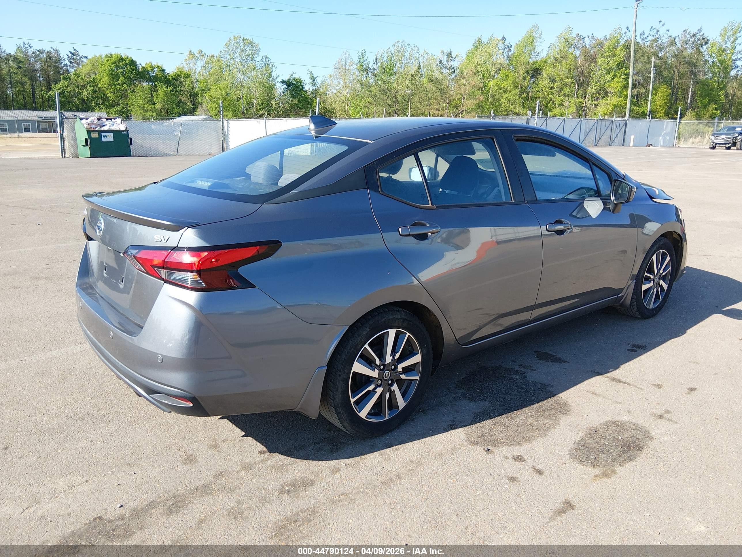 NISSAN VERSA image 4