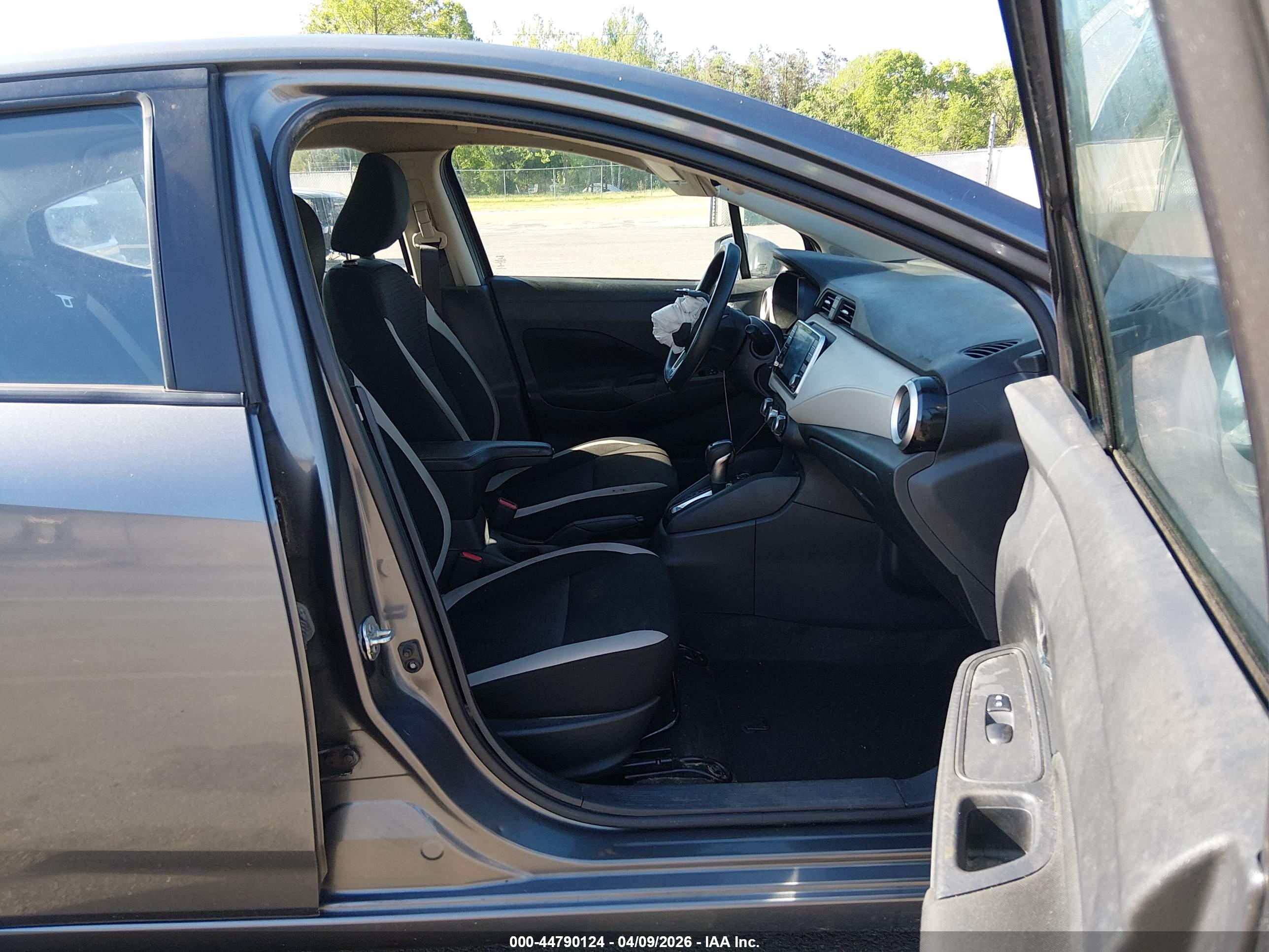 NISSAN VERSA image 5