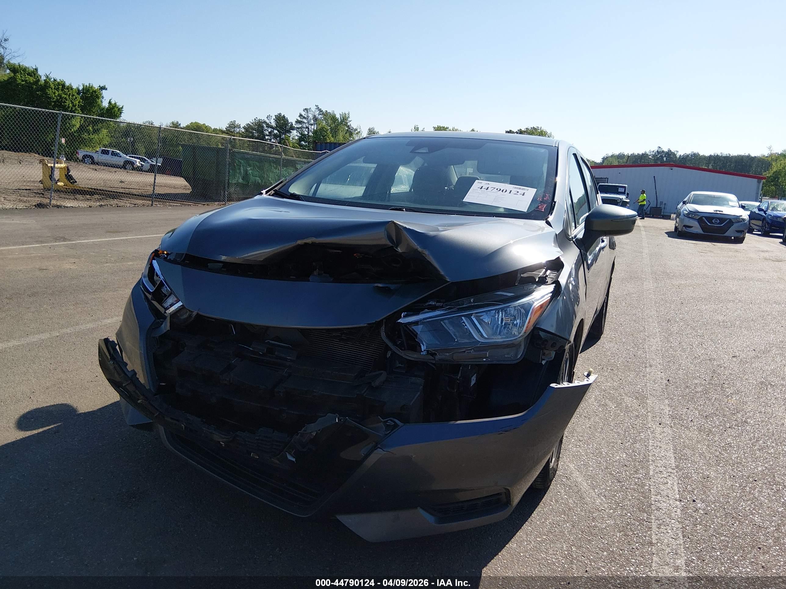 NISSAN VERSA image 6