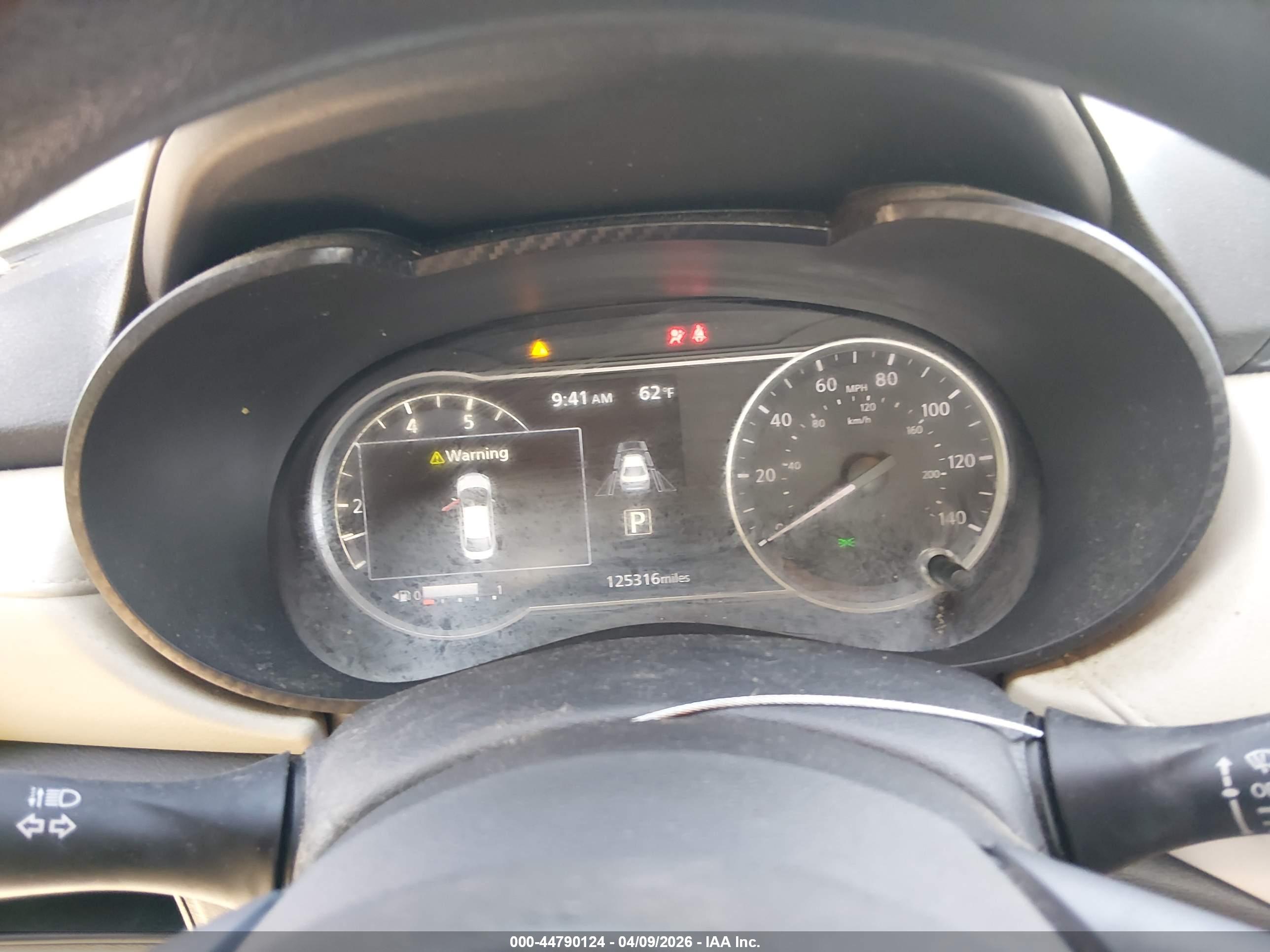 NISSAN VERSA image 7