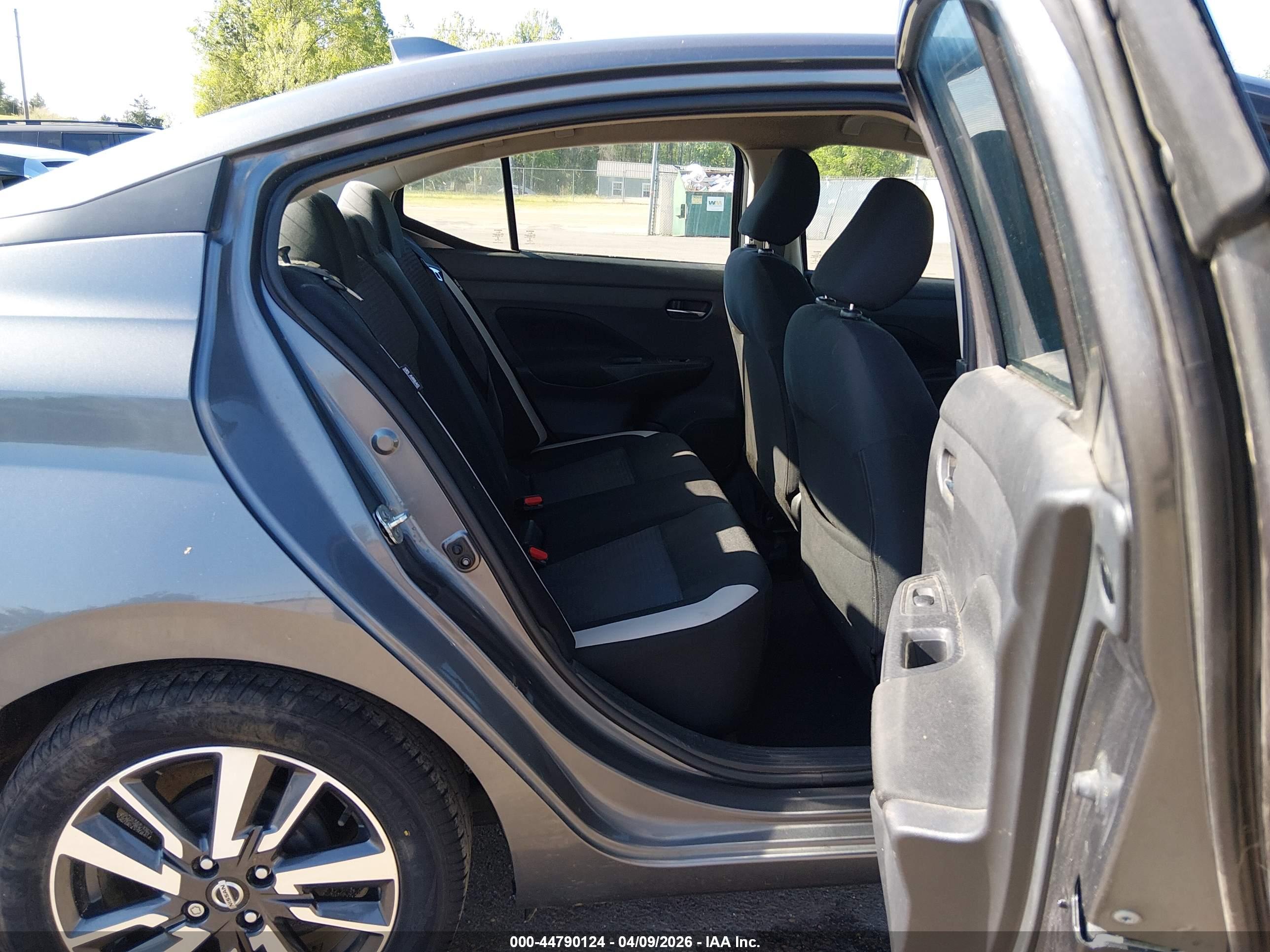 NISSAN VERSA image 8
