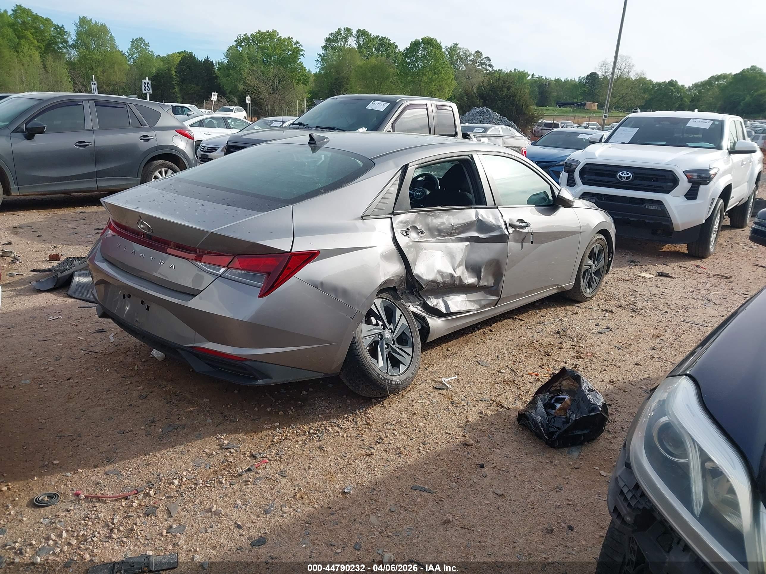 HYUNDAI ELANTRA image 4