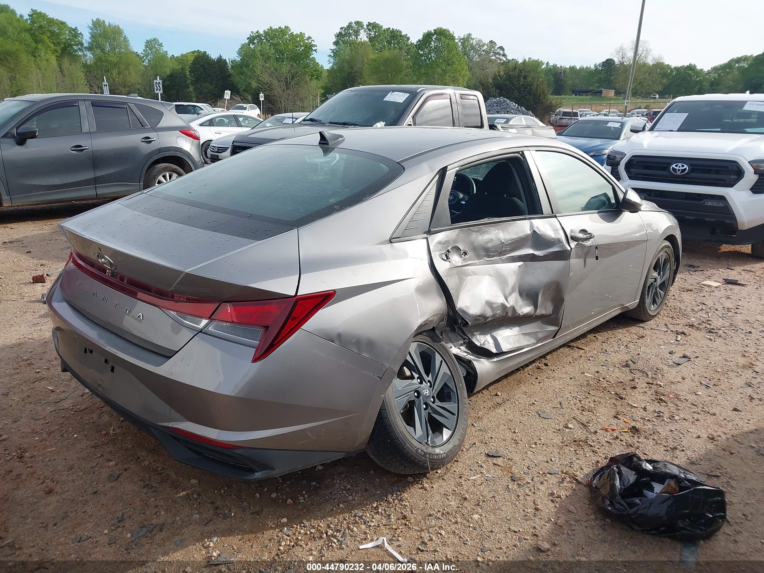 HYUNDAI ELANTRA image 6