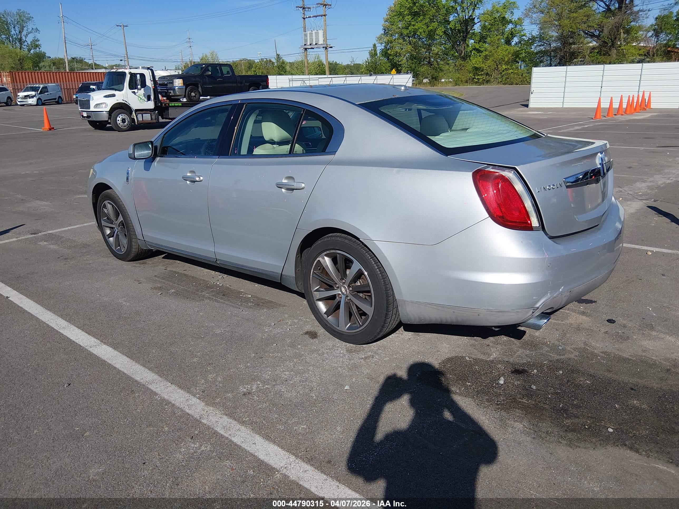 LINCOLN MKS image 3