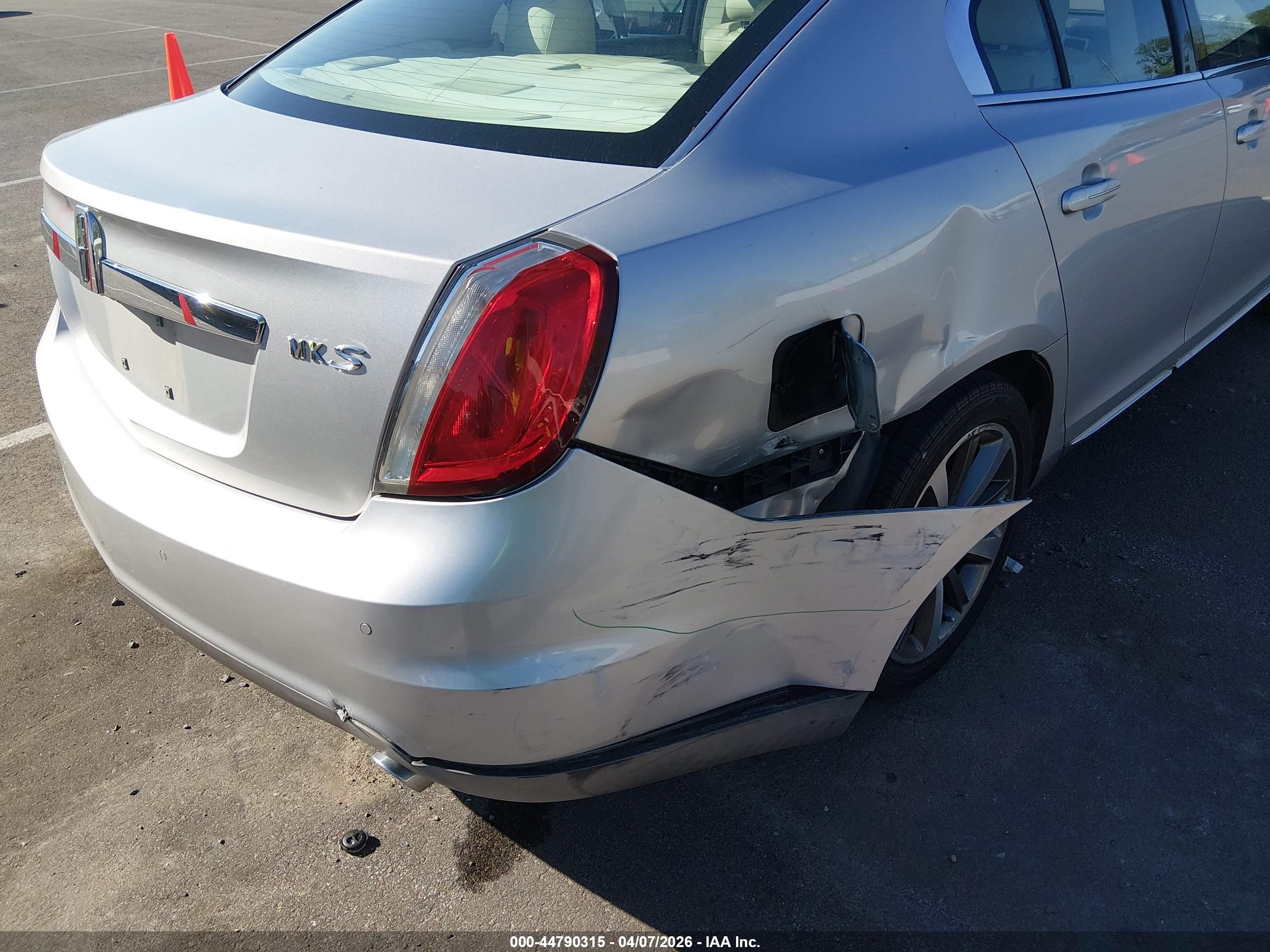 LINCOLN MKS image 6