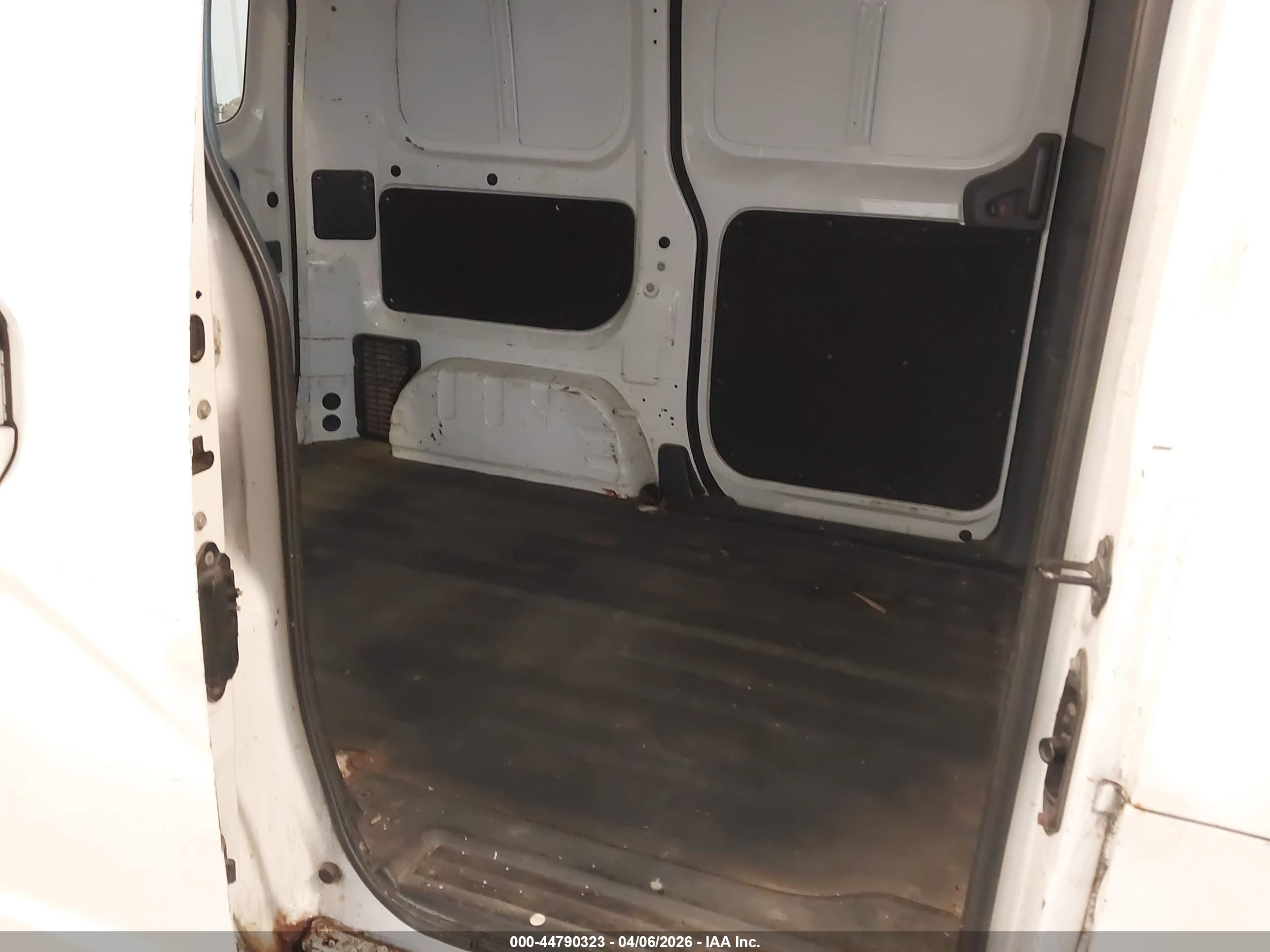 NISSAN NV200 image 8