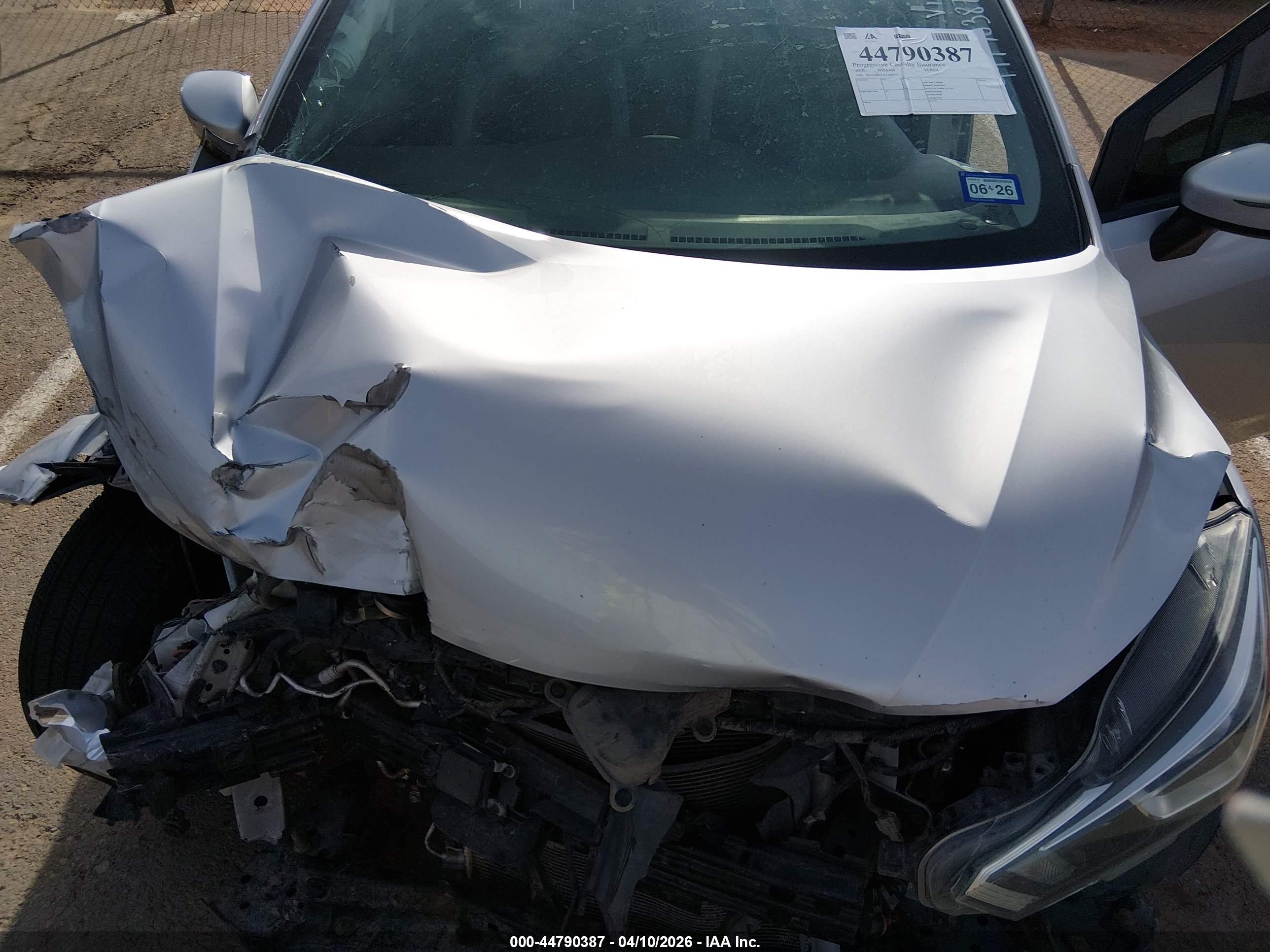 NISSAN VERSA image 10