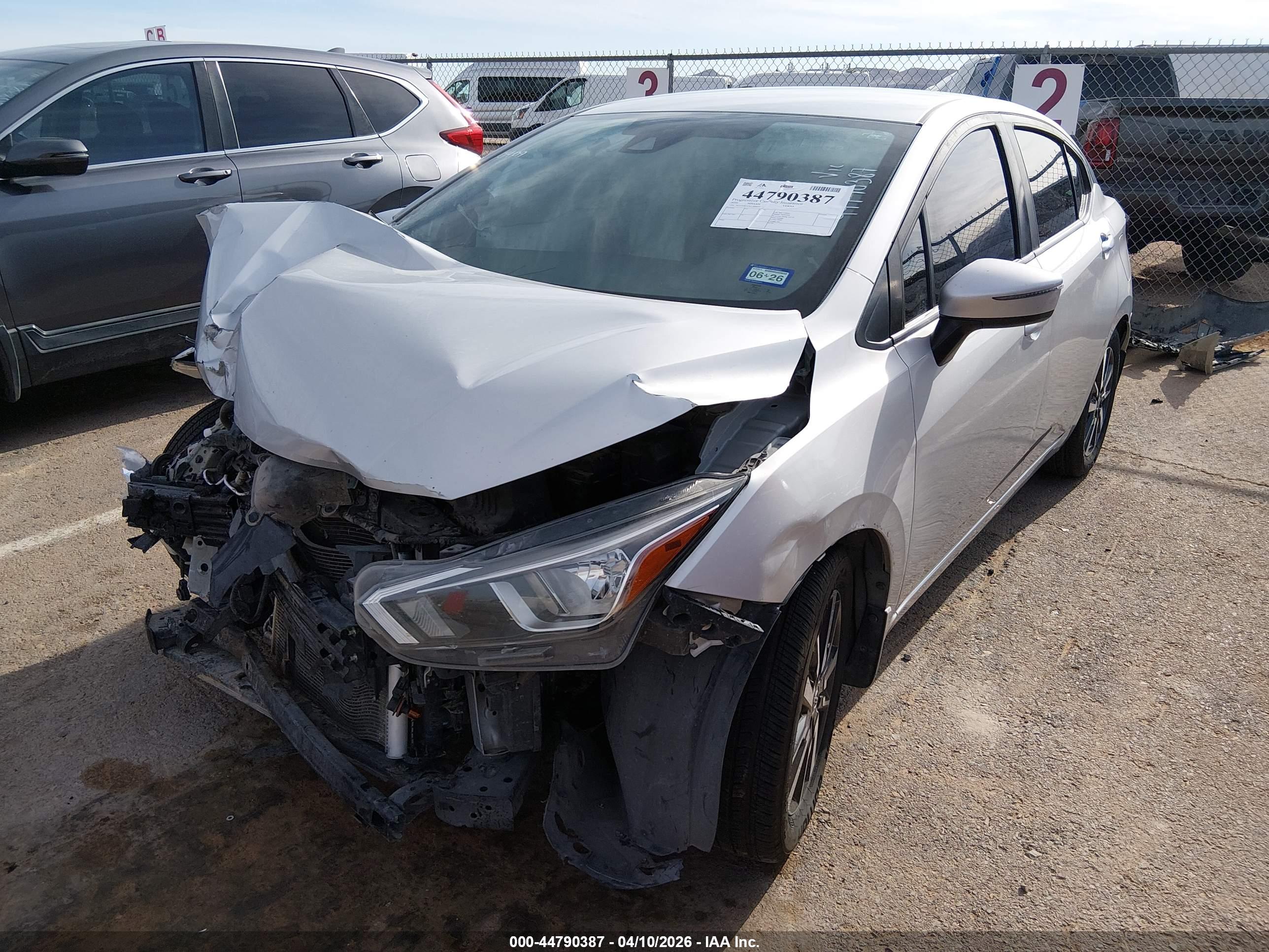 NISSAN VERSA image 2