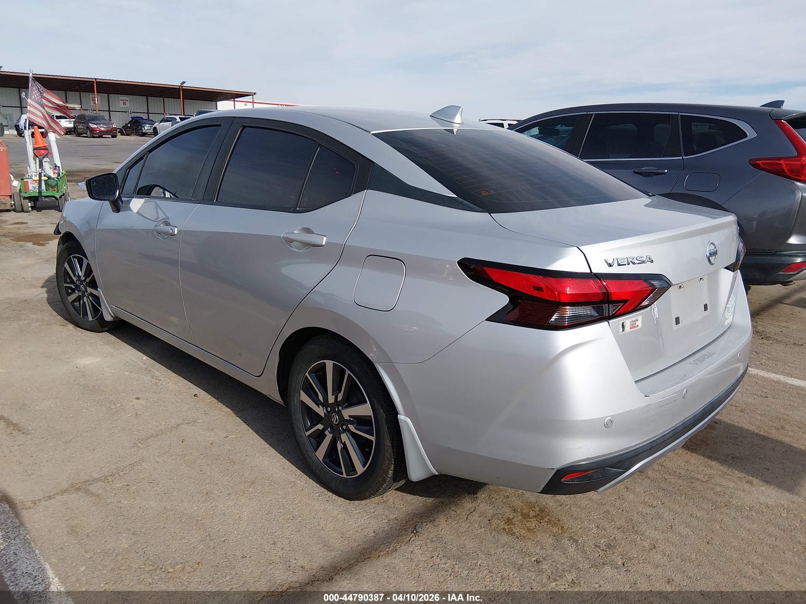 NISSAN VERSA image 3