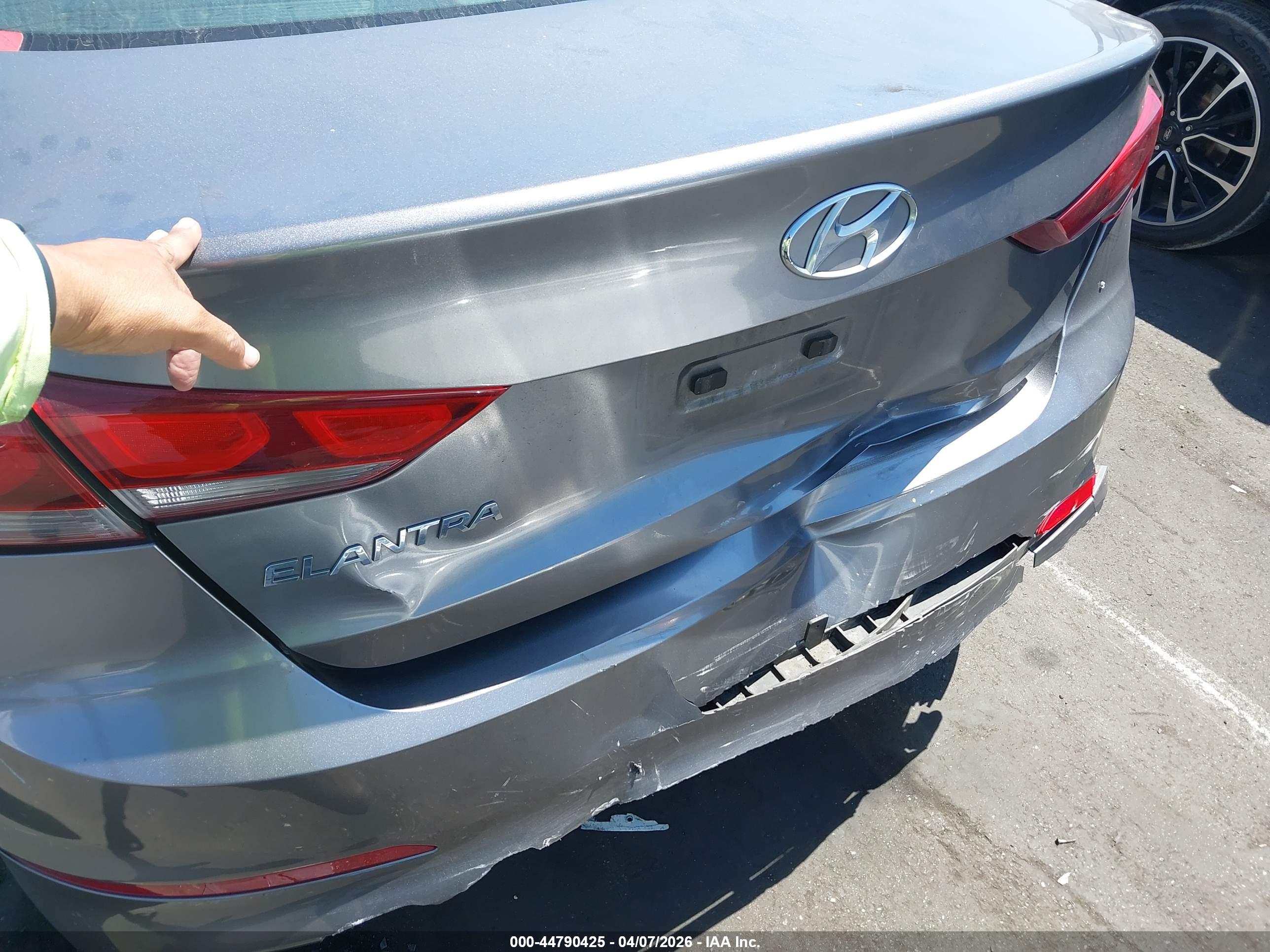 HYUNDAI ELANTRA image 6