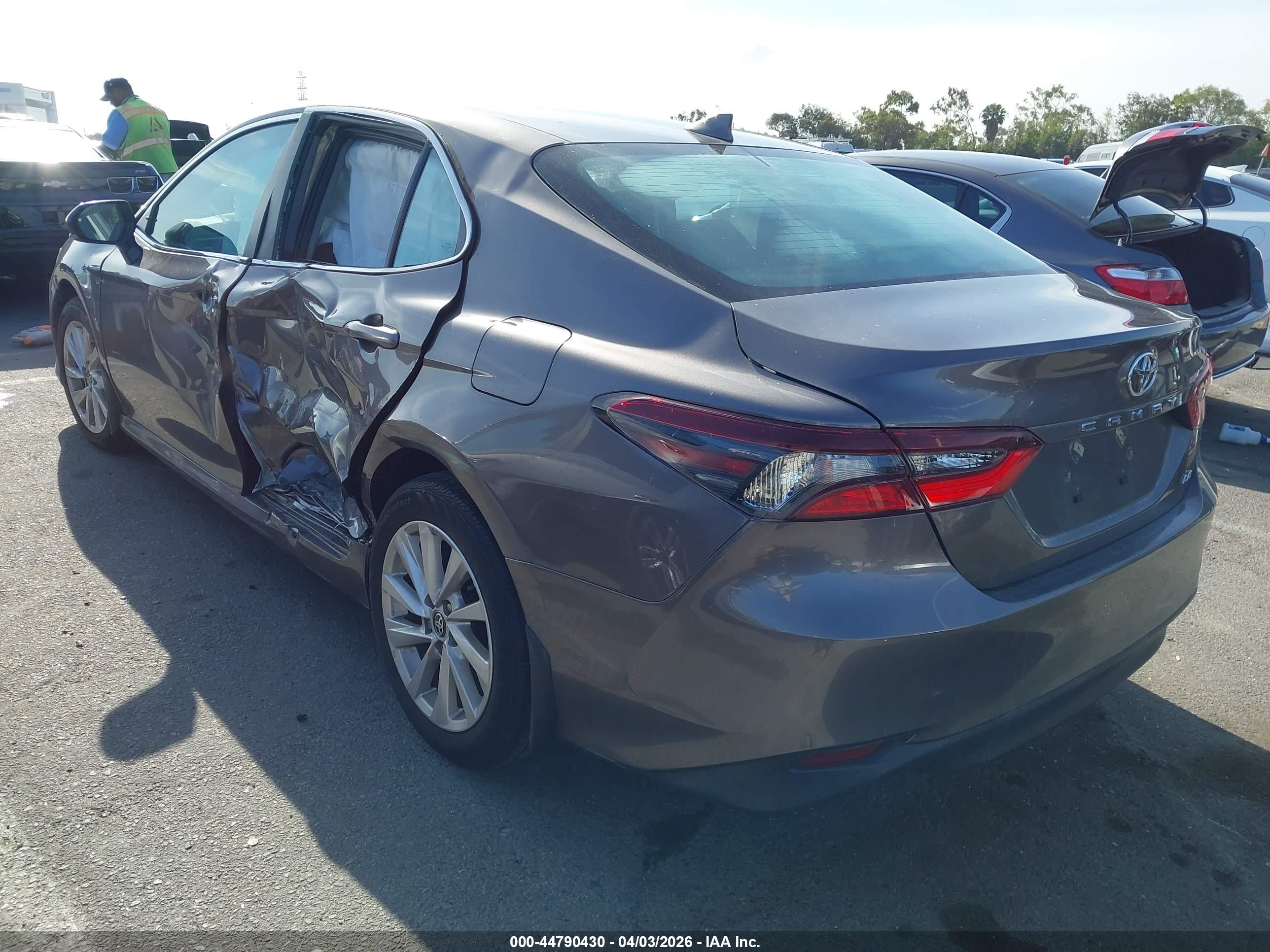 TOYOTA CAMRY image 3