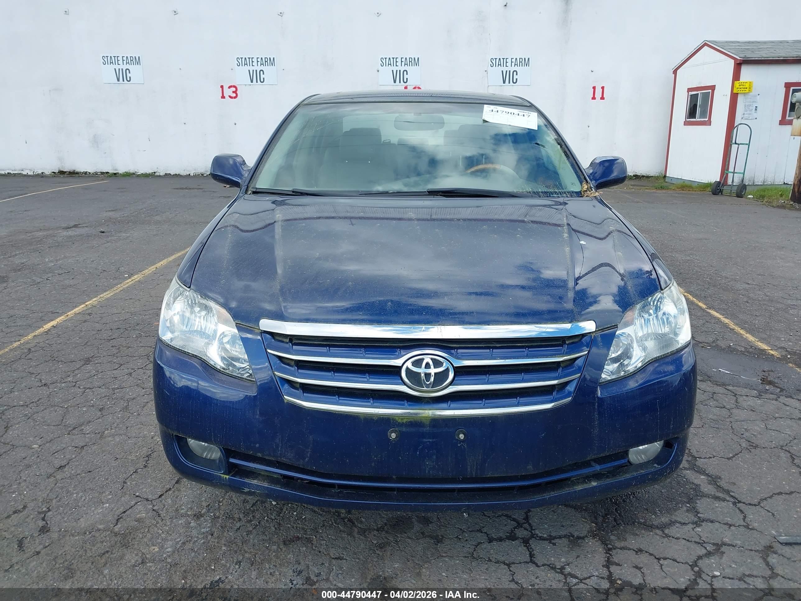 TOYOTA AVALON image 6