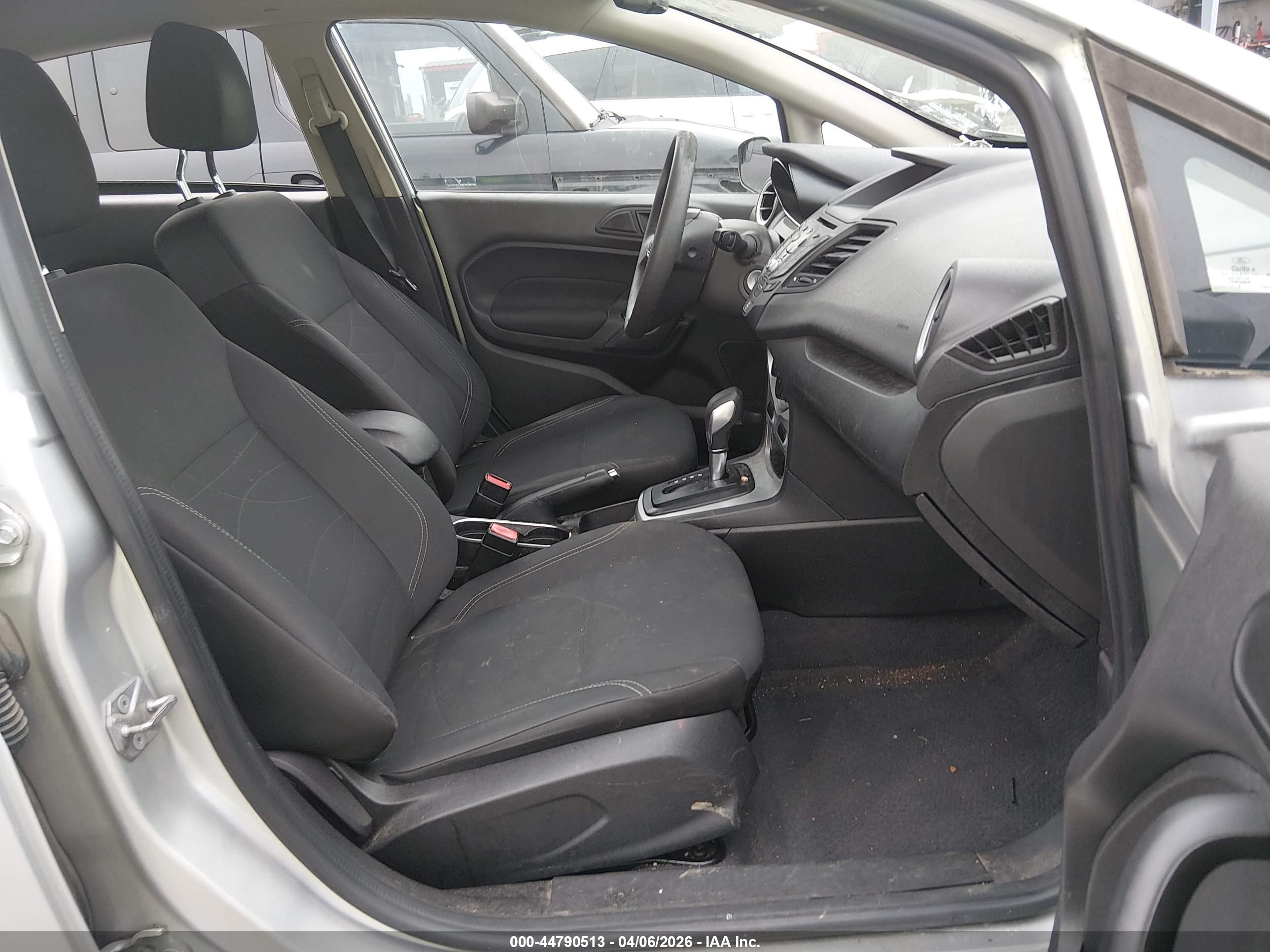 FORD FIESTA image 5