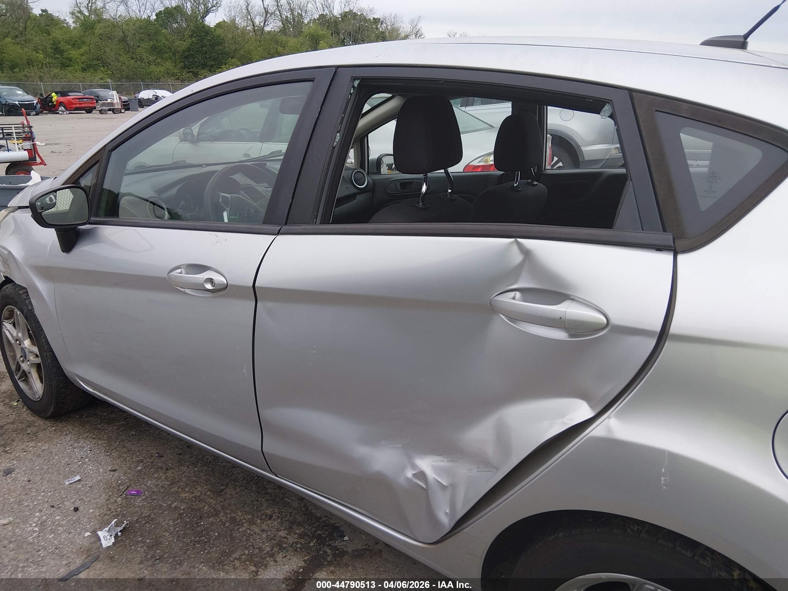 FORD FIESTA image 6