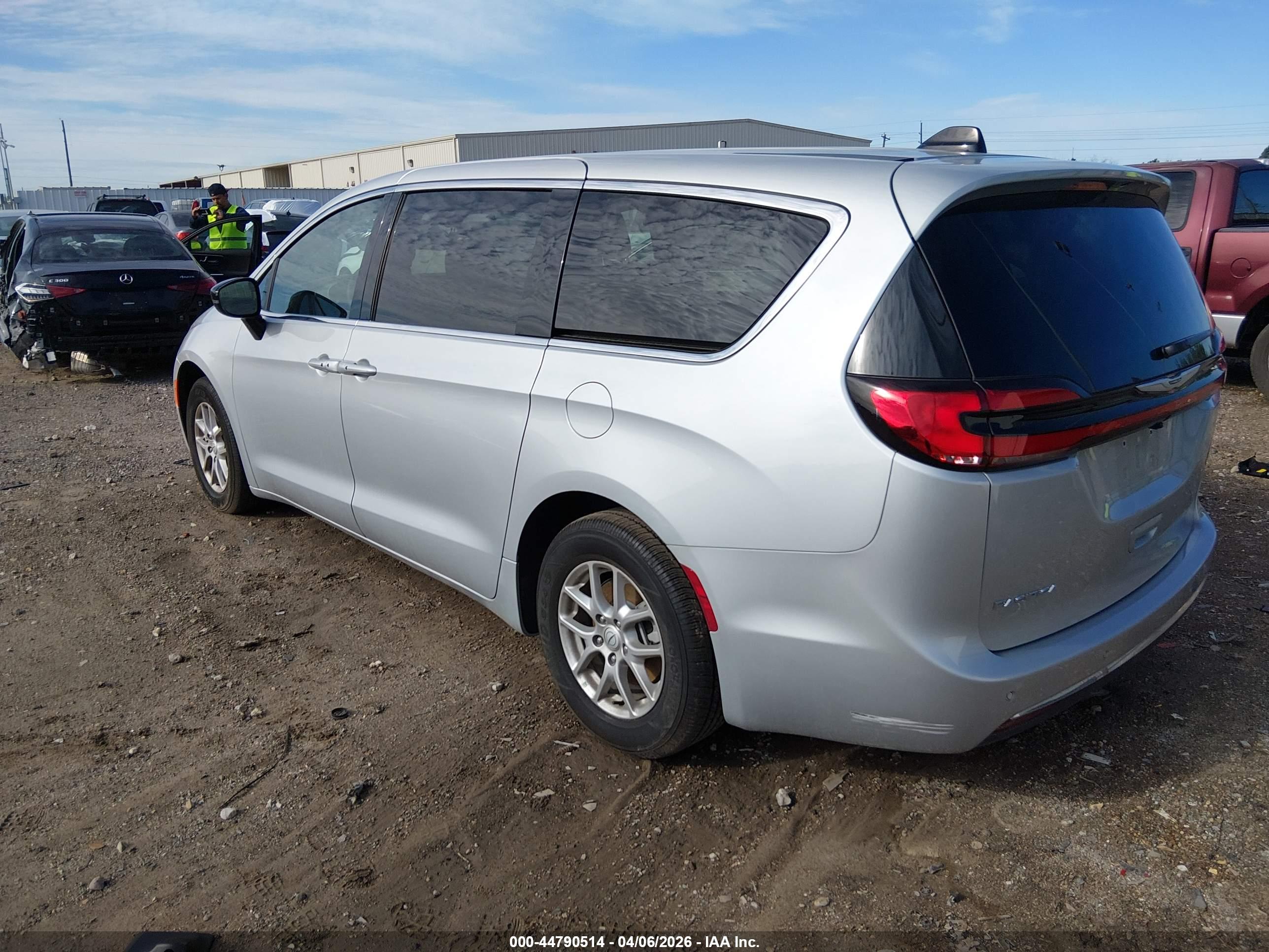 CHRYSLER PACIFICA image 3