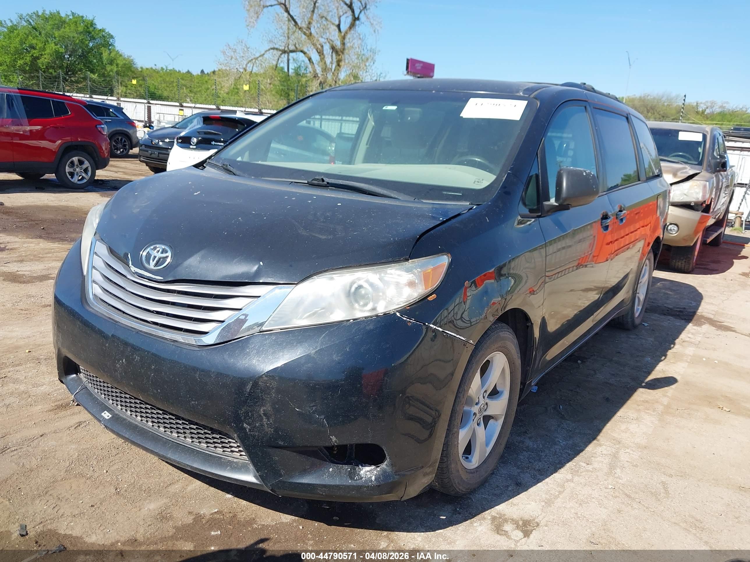 TOYOTA SIENNA image 2