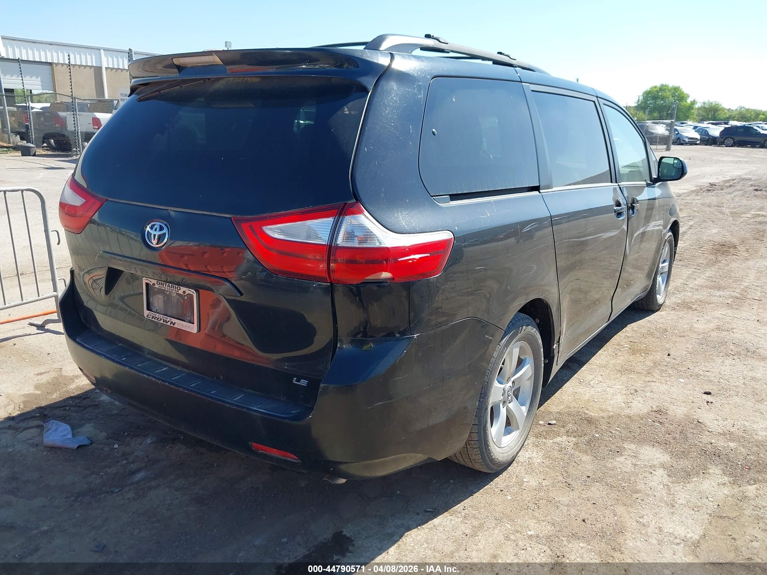 TOYOTA SIENNA image 4