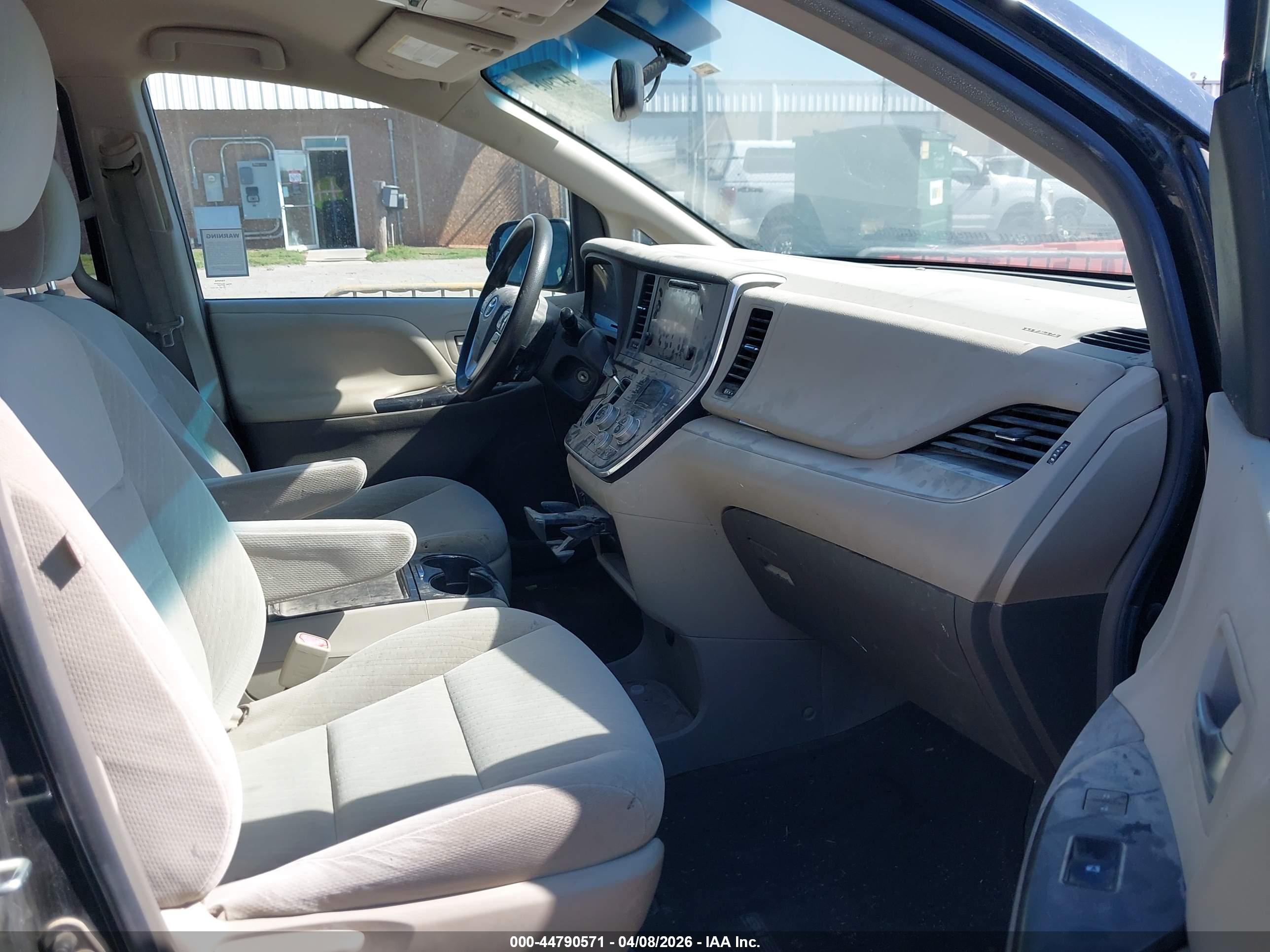 TOYOTA SIENNA image 5