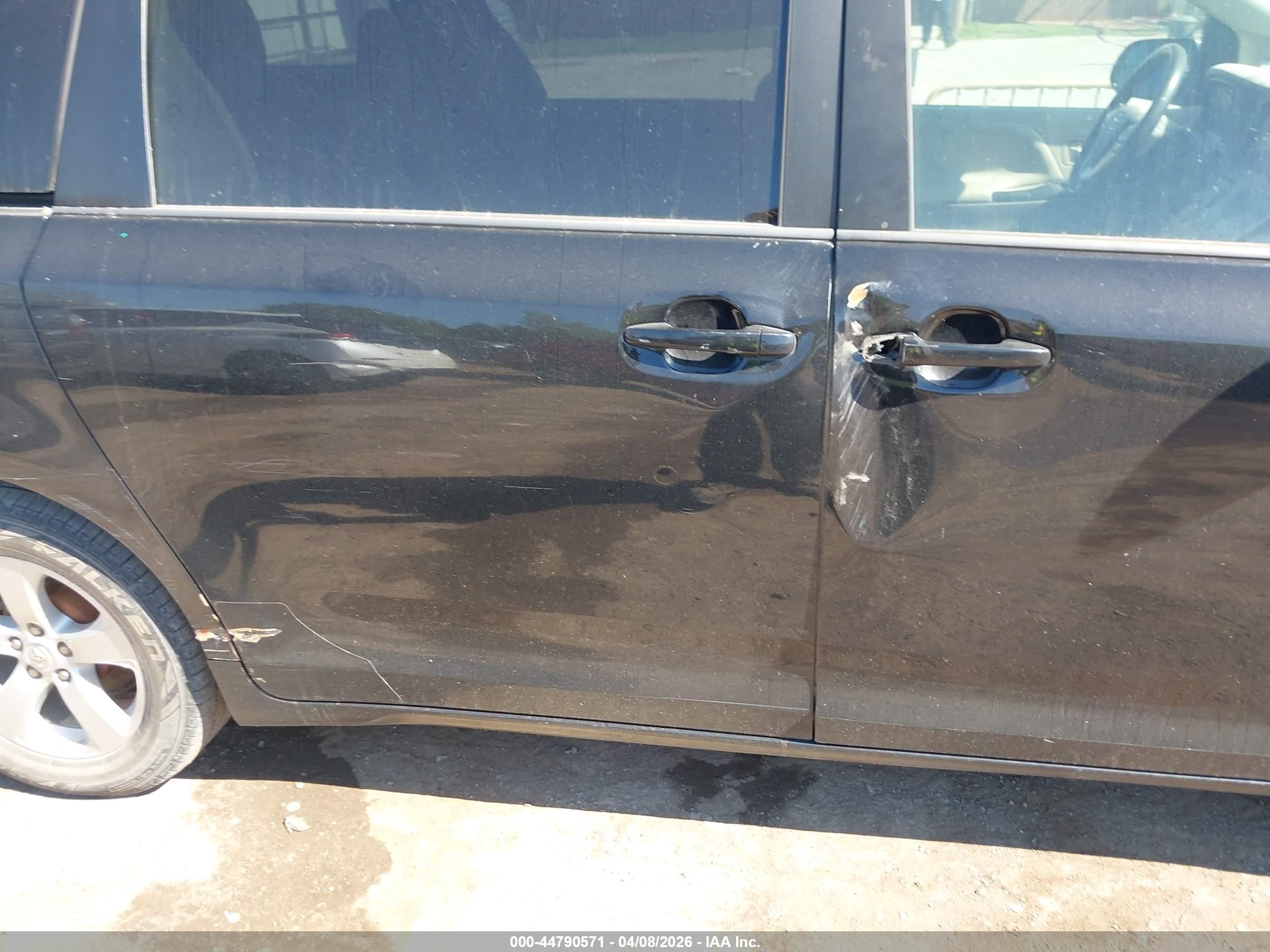 TOYOTA SIENNA image 6