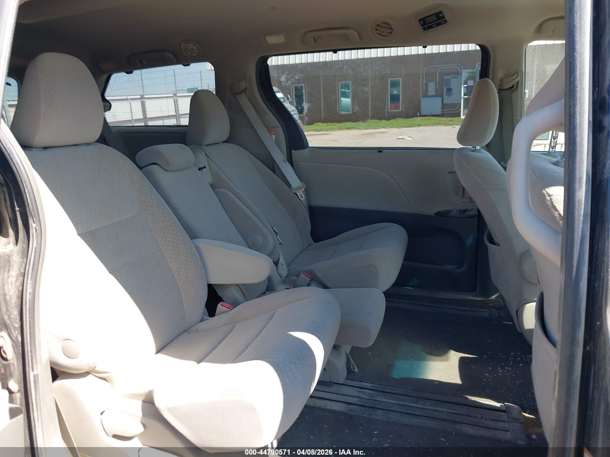 TOYOTA SIENNA image 8