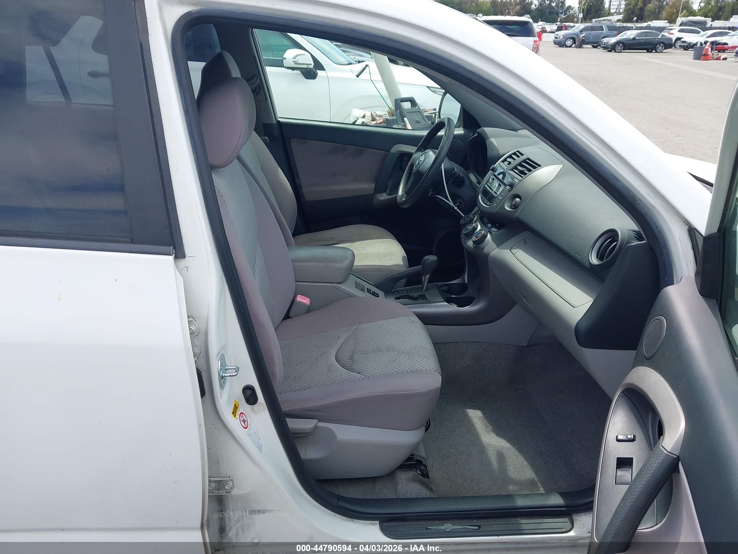TOYOTA RAV4 image 5