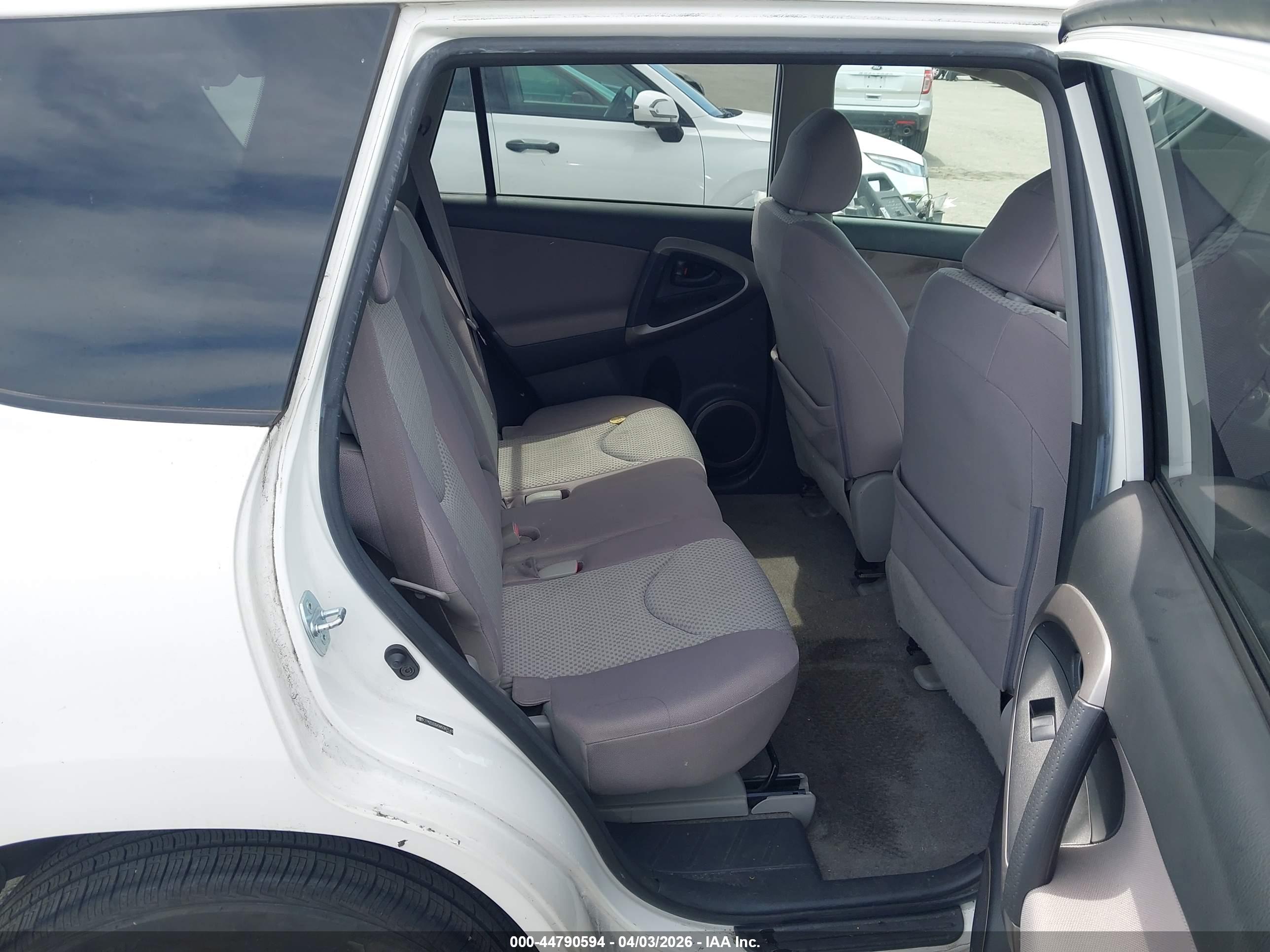 TOYOTA RAV4 image 8