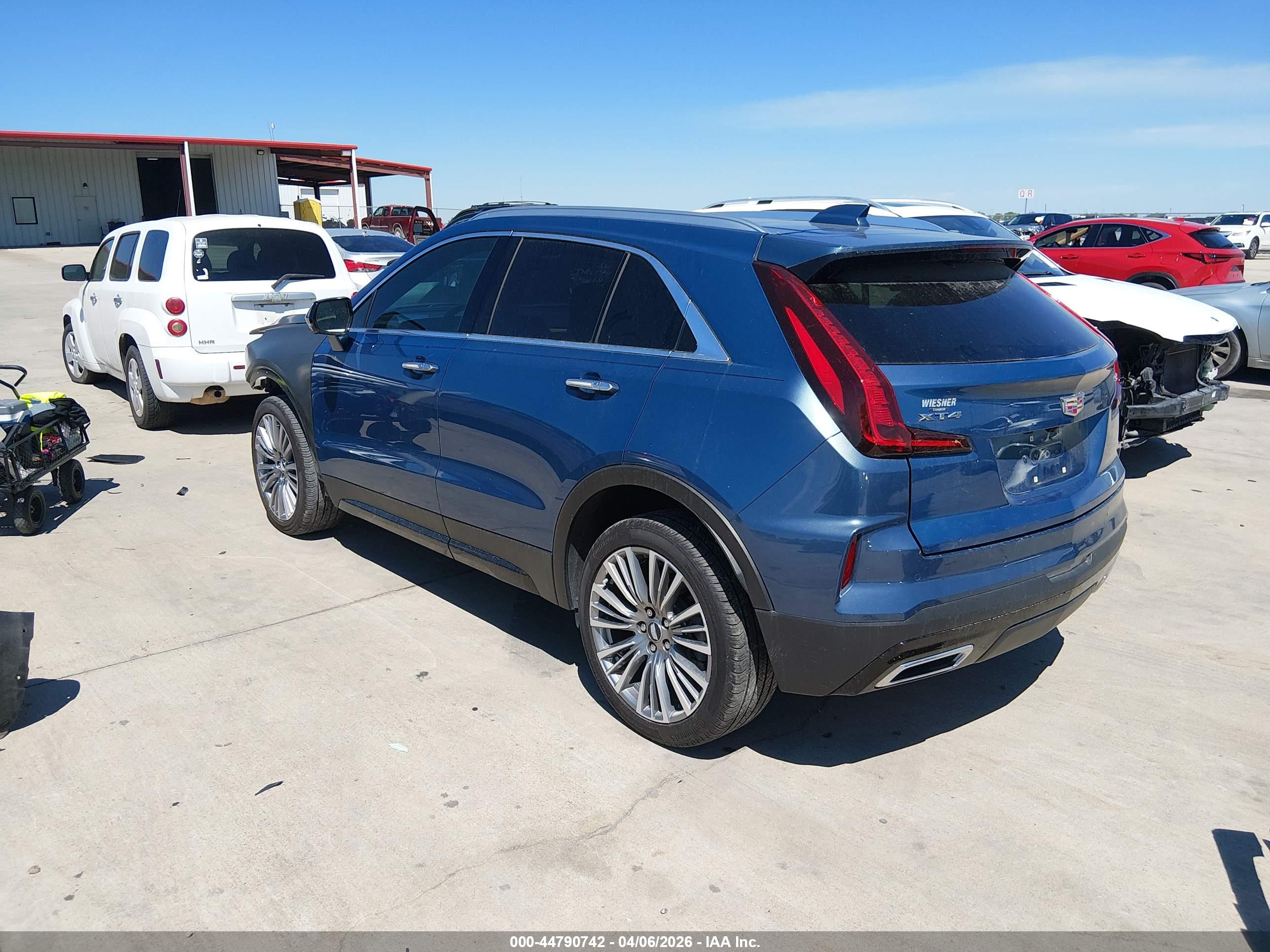 CADILLAC XT4 image 3