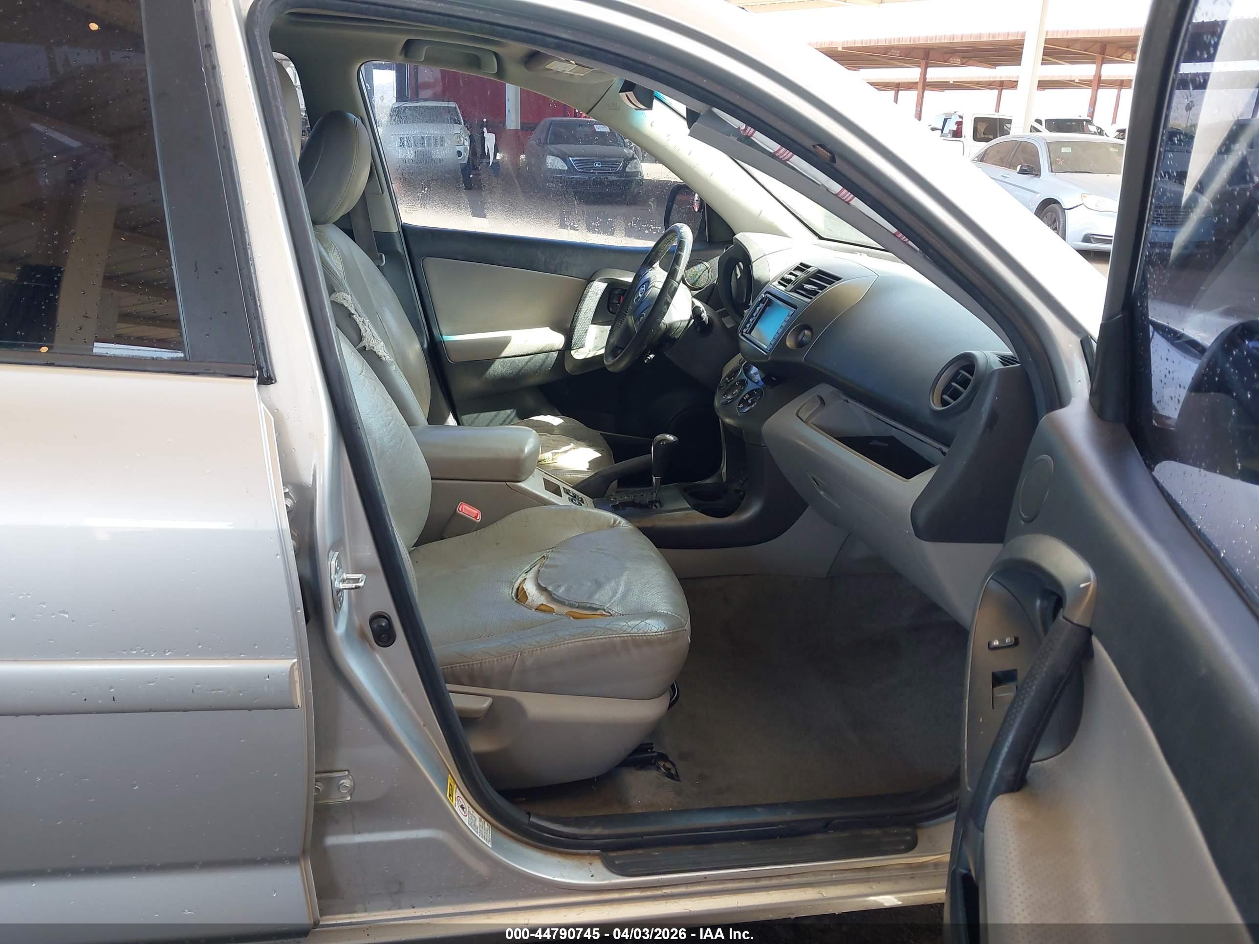 TOYOTA RAV4 image 5