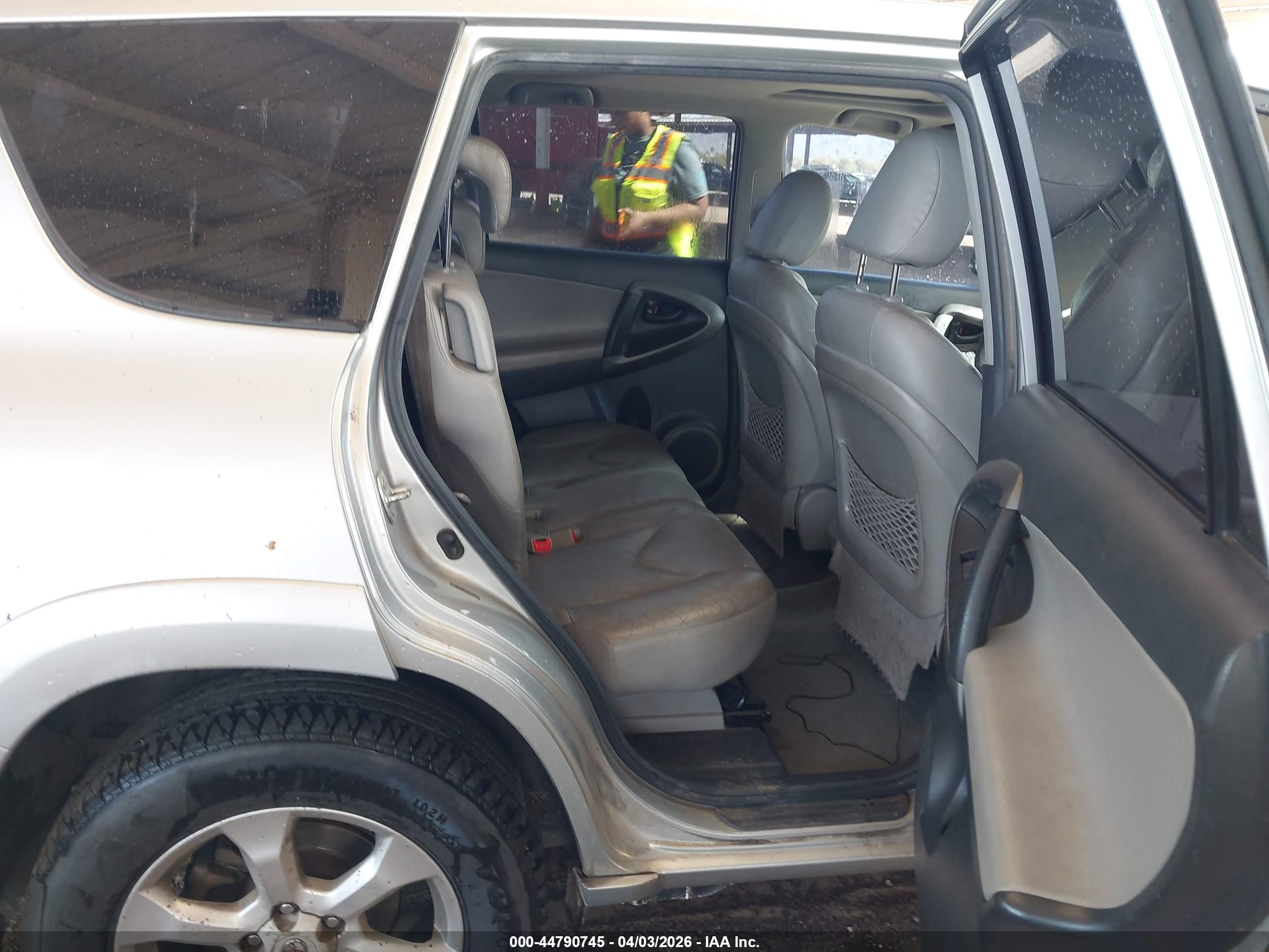 TOYOTA RAV4 image 8