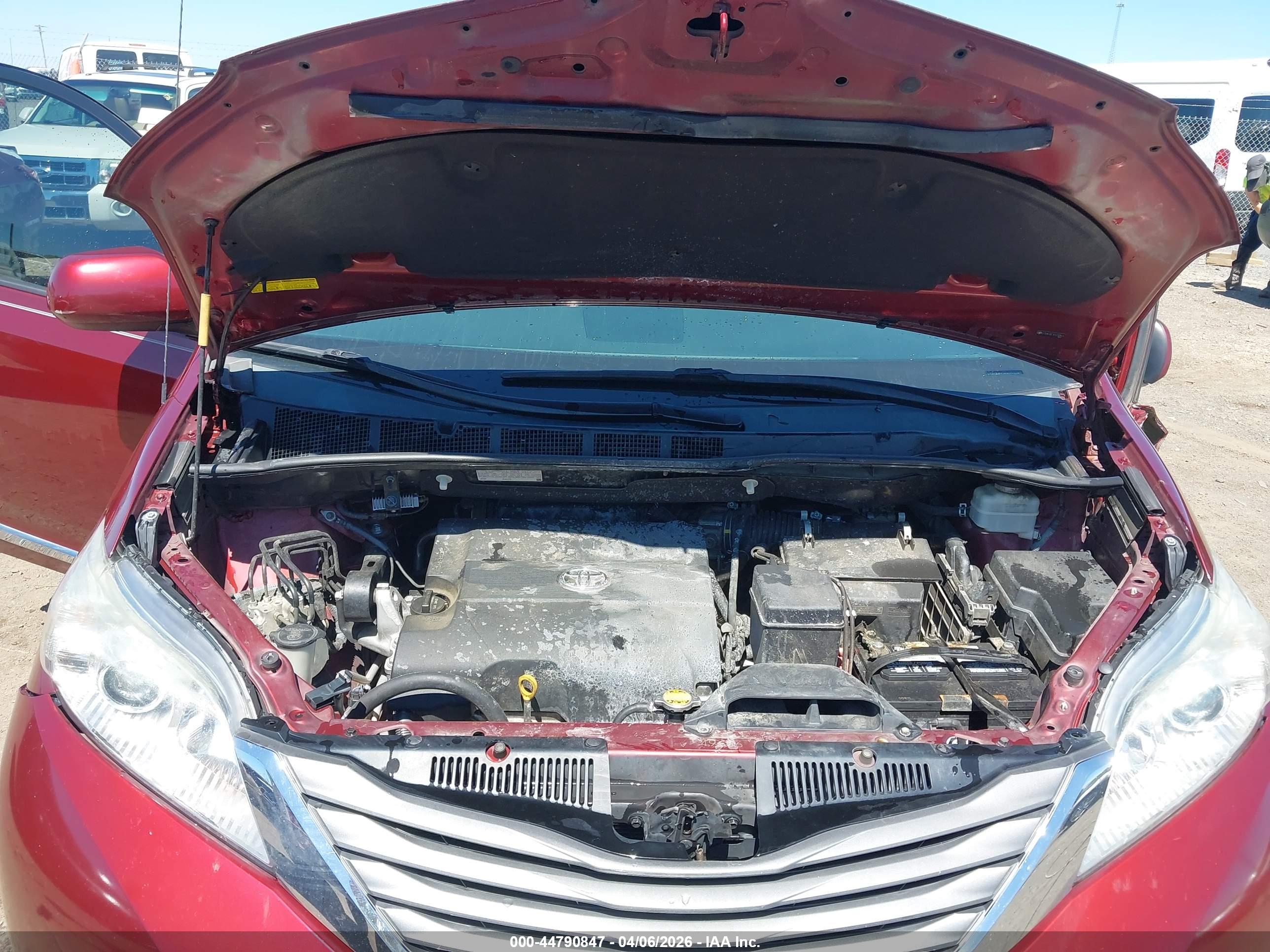 TOYOTA SIENNA image 10