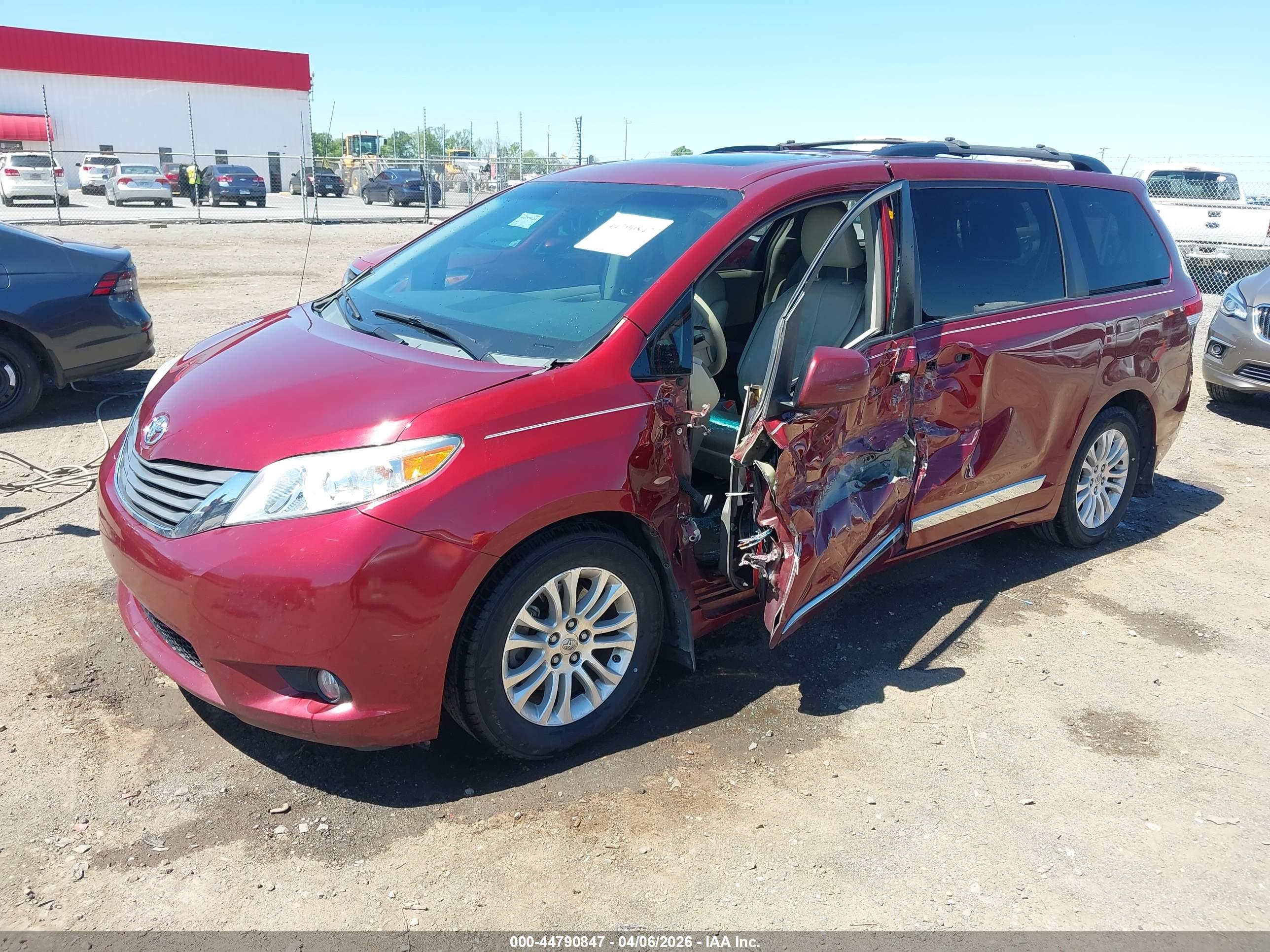 TOYOTA SIENNA image 2