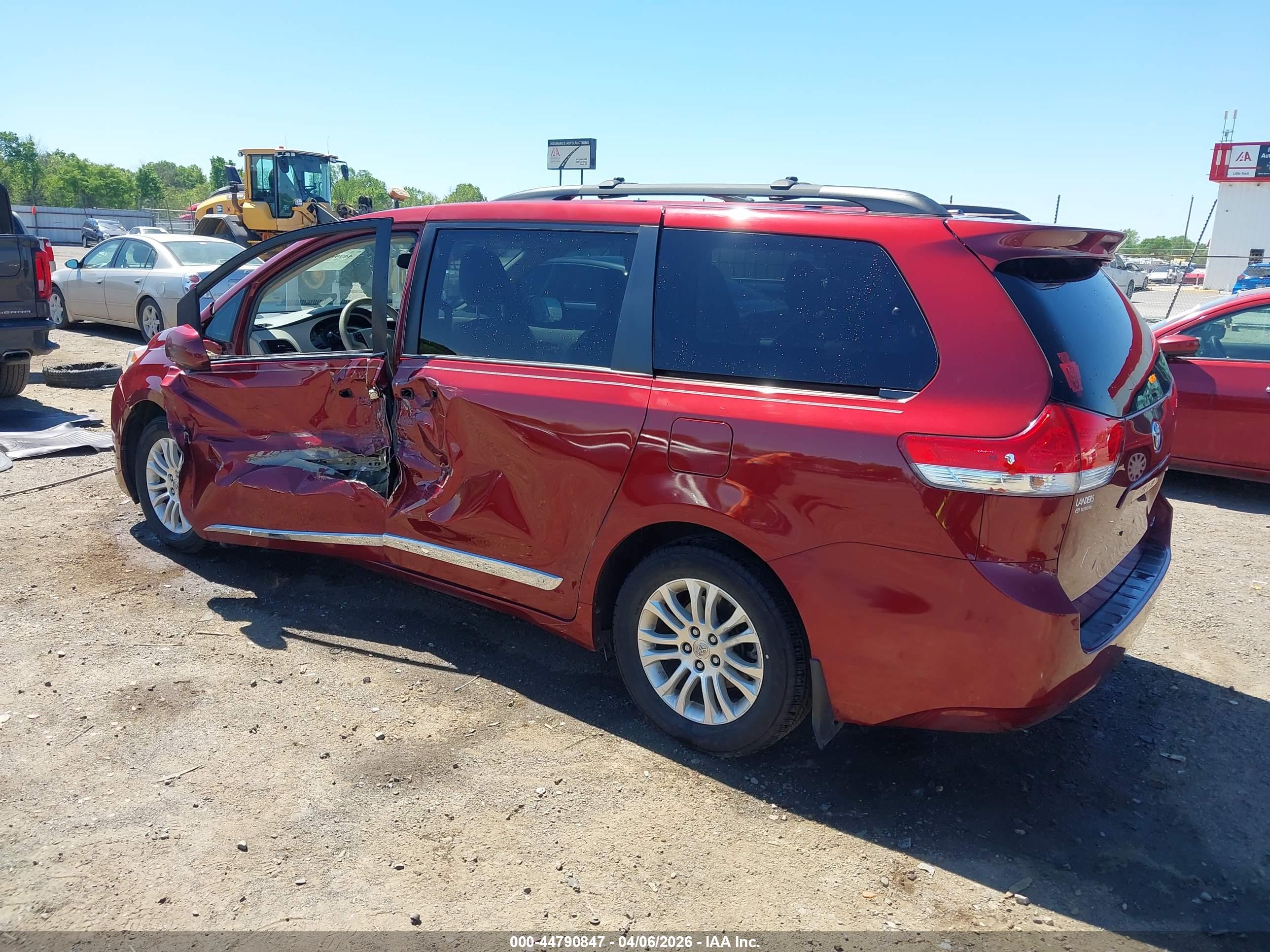 TOYOTA SIENNA image 3