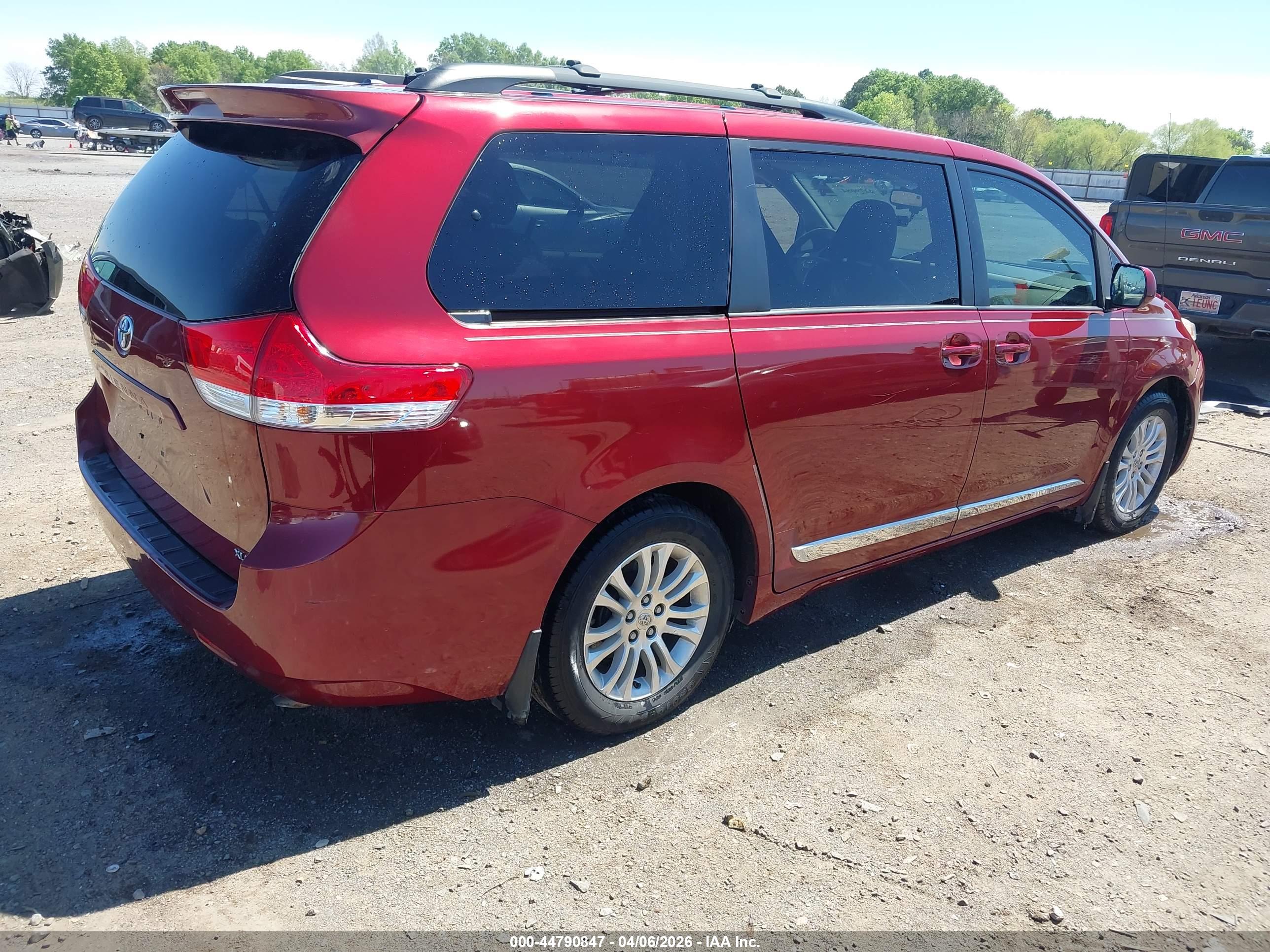TOYOTA SIENNA image 4