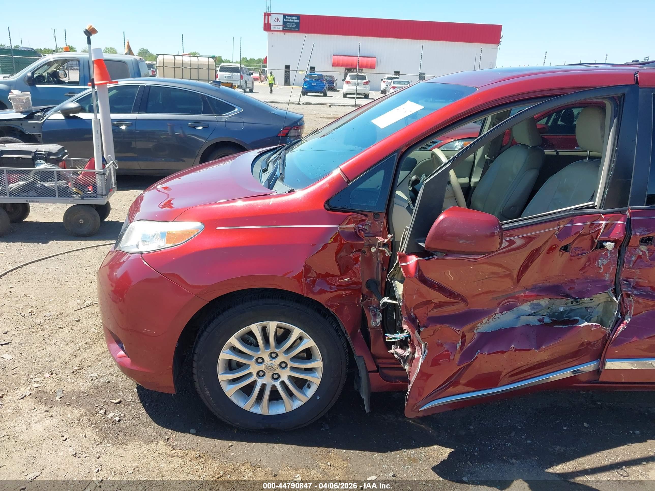 TOYOTA SIENNA image 6
