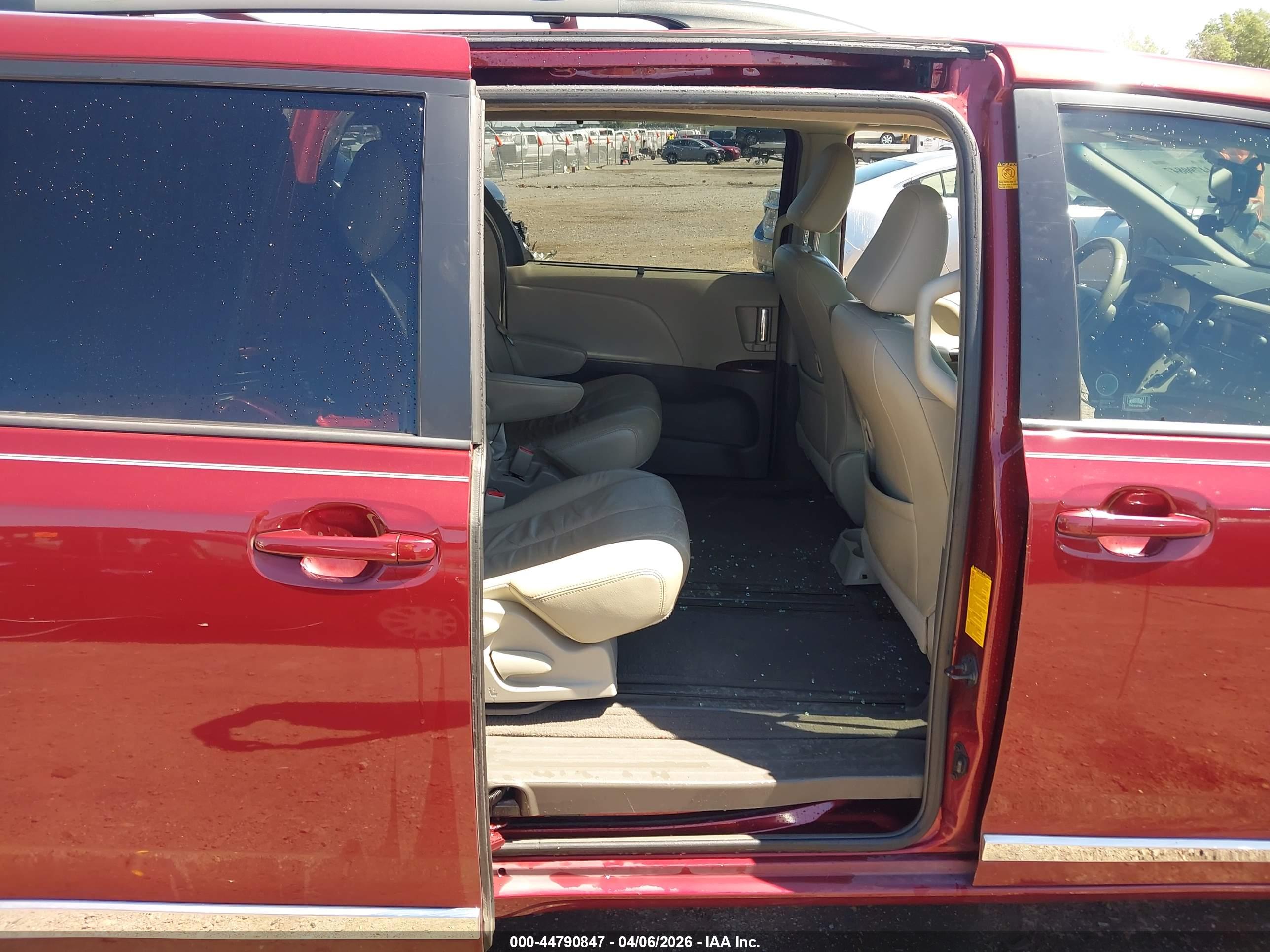 TOYOTA SIENNA image 8