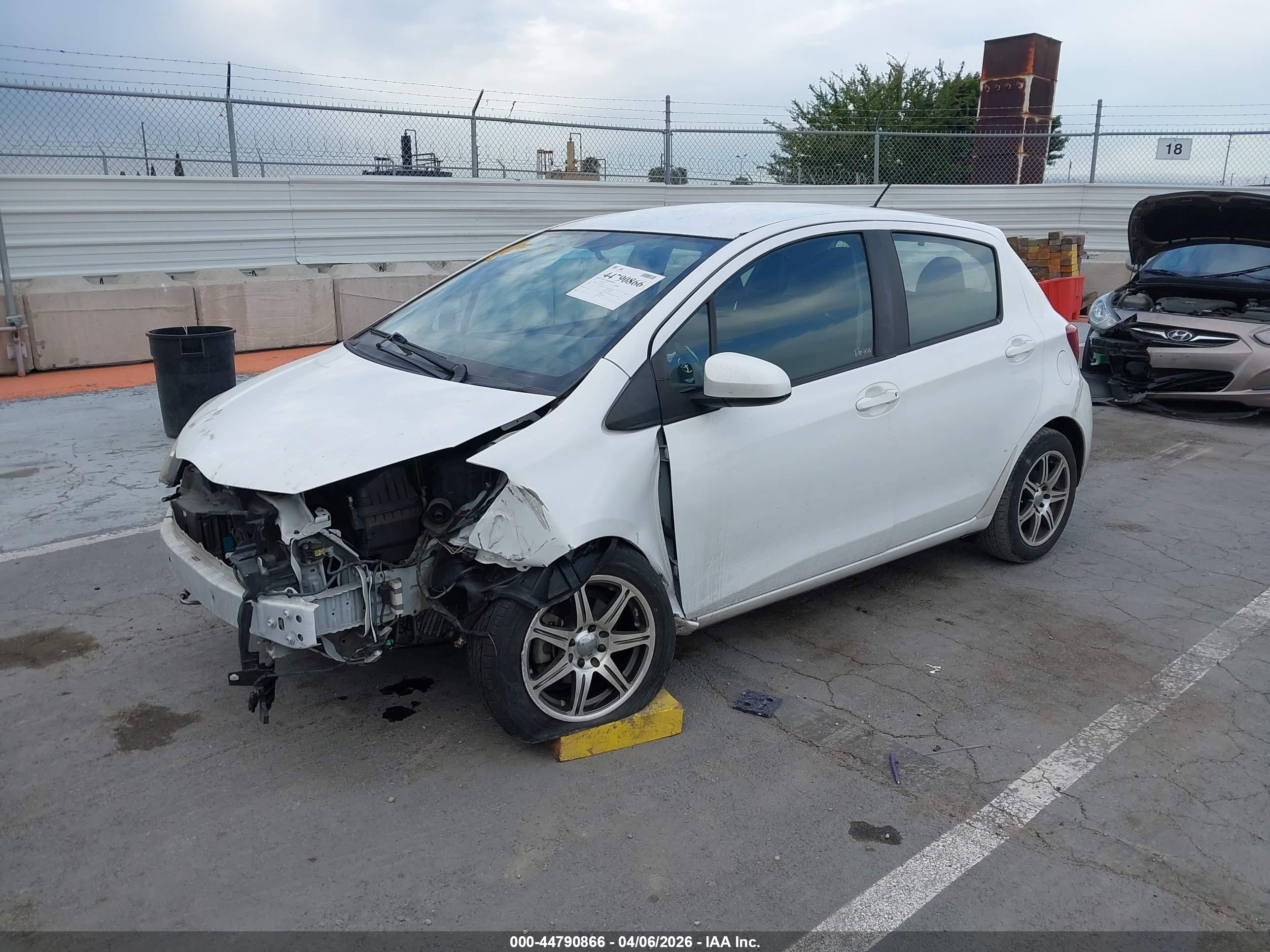 TOYOTA YARIS image 2
