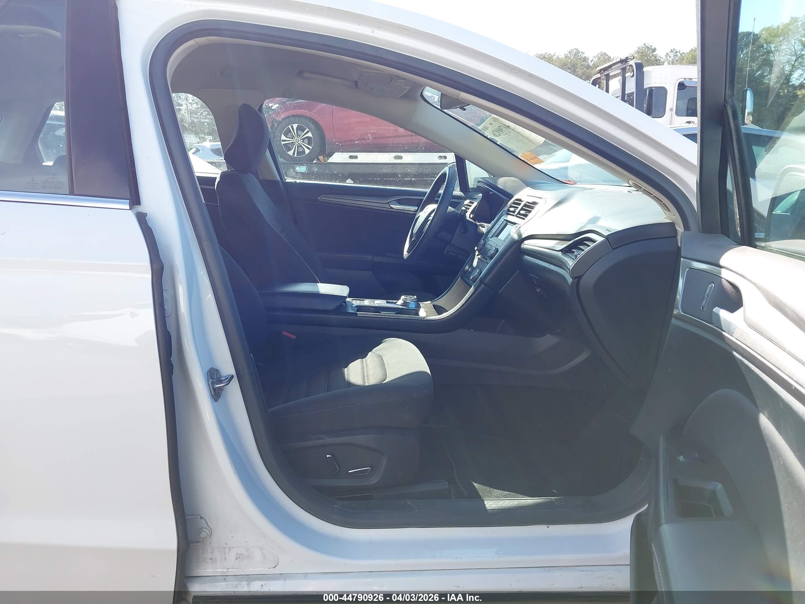 FORD FUSION image 5