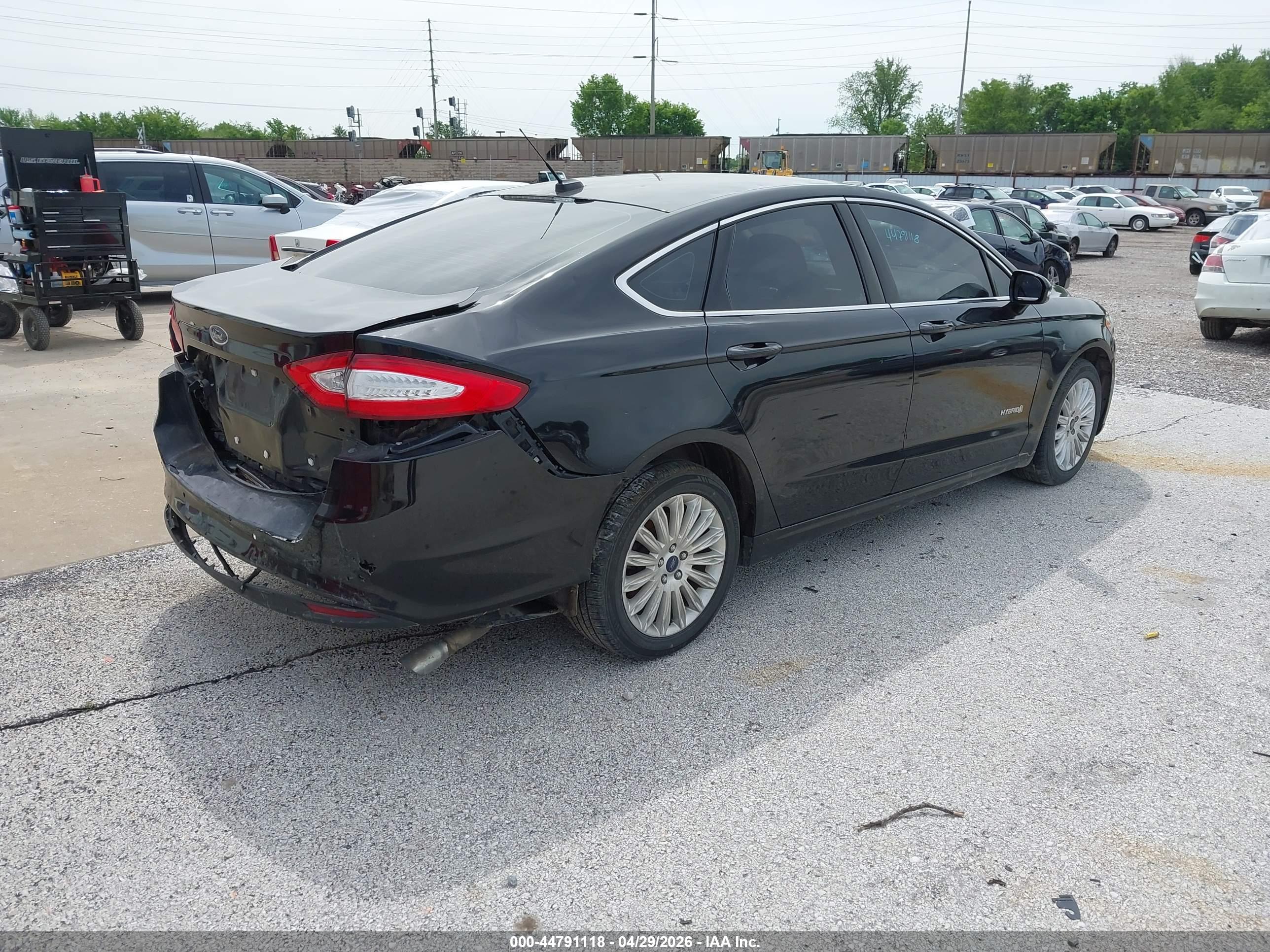 FORD FUSION image 4