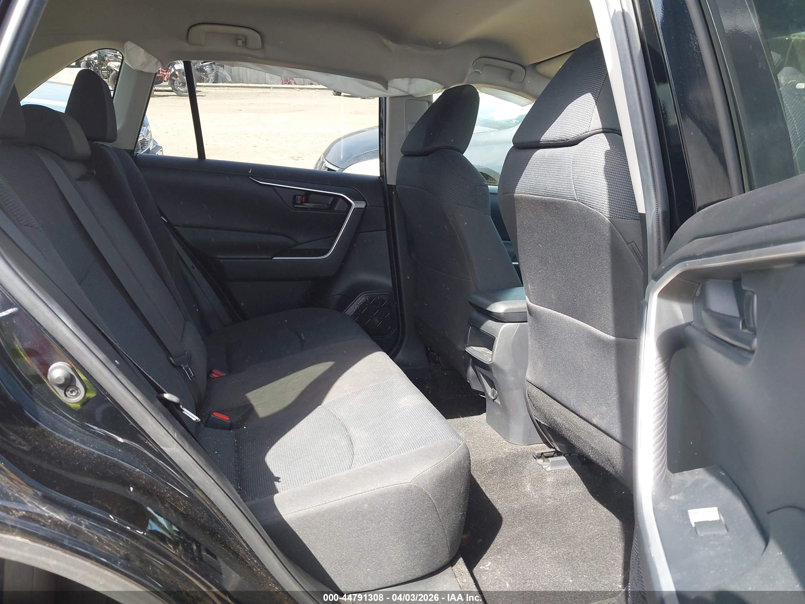 TOYOTA RAV4 image 8